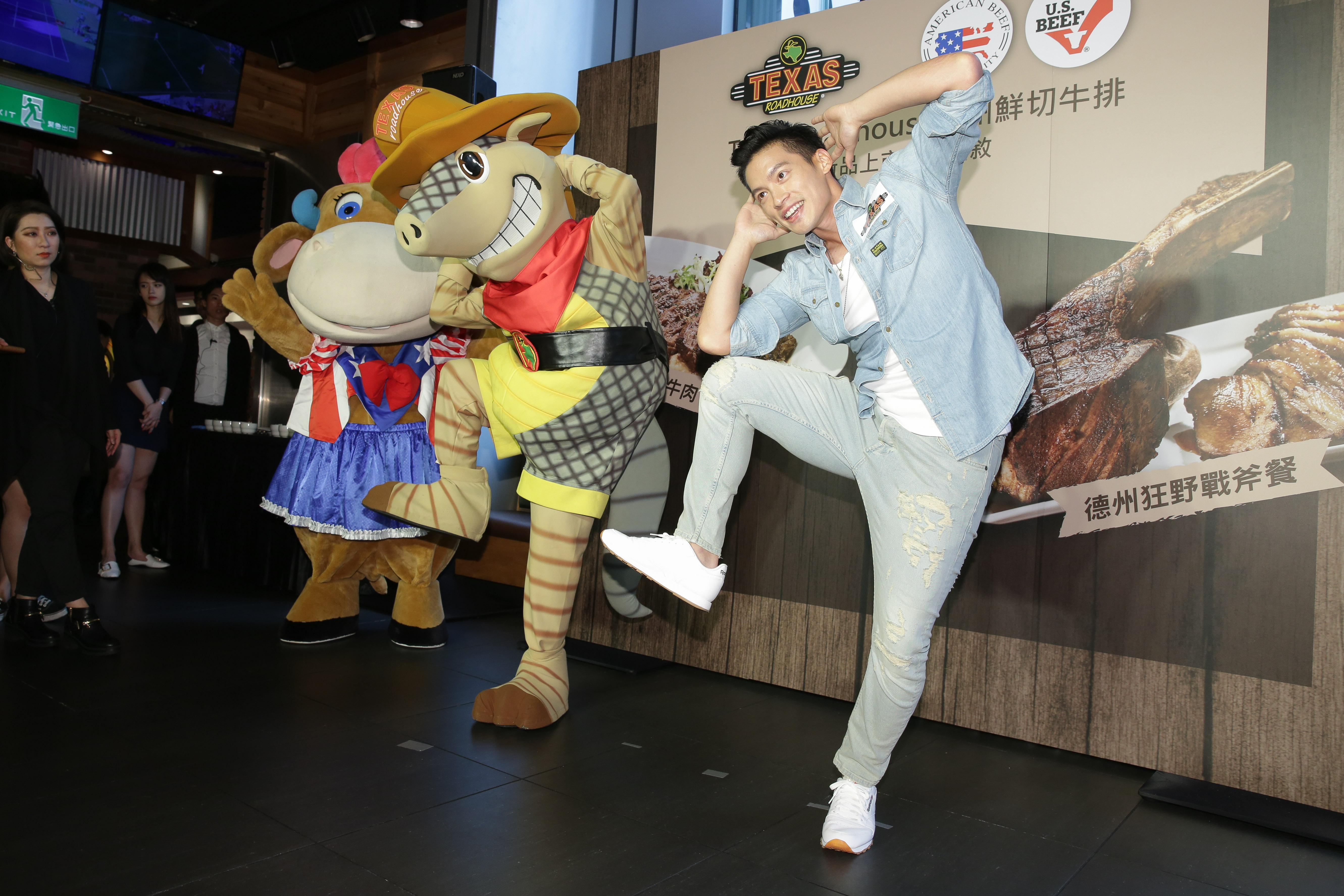 許孟哲出席美式餐廳活動，舊愛張艾亞和新歡緋聞成為逼問焦點。