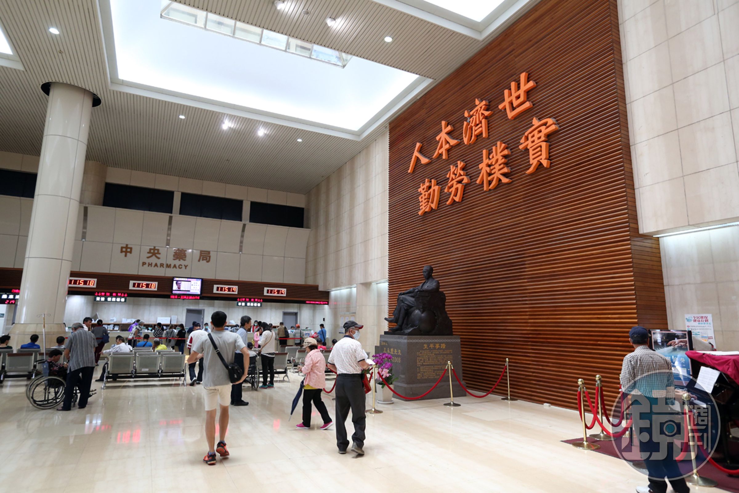 民營醫院龍頭長庚醫院，是王永慶為避免父親憾事重演才創辦。