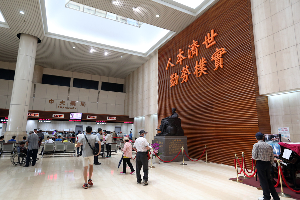 民營醫院龍頭長庚醫院，是王永慶為避免父親憾事重演才創辦。