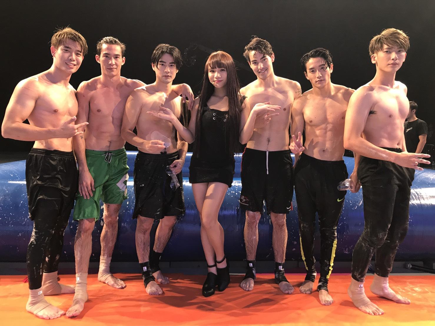 小A辣當大馬節目《叫我男神》來賓,被猛男圍繞。