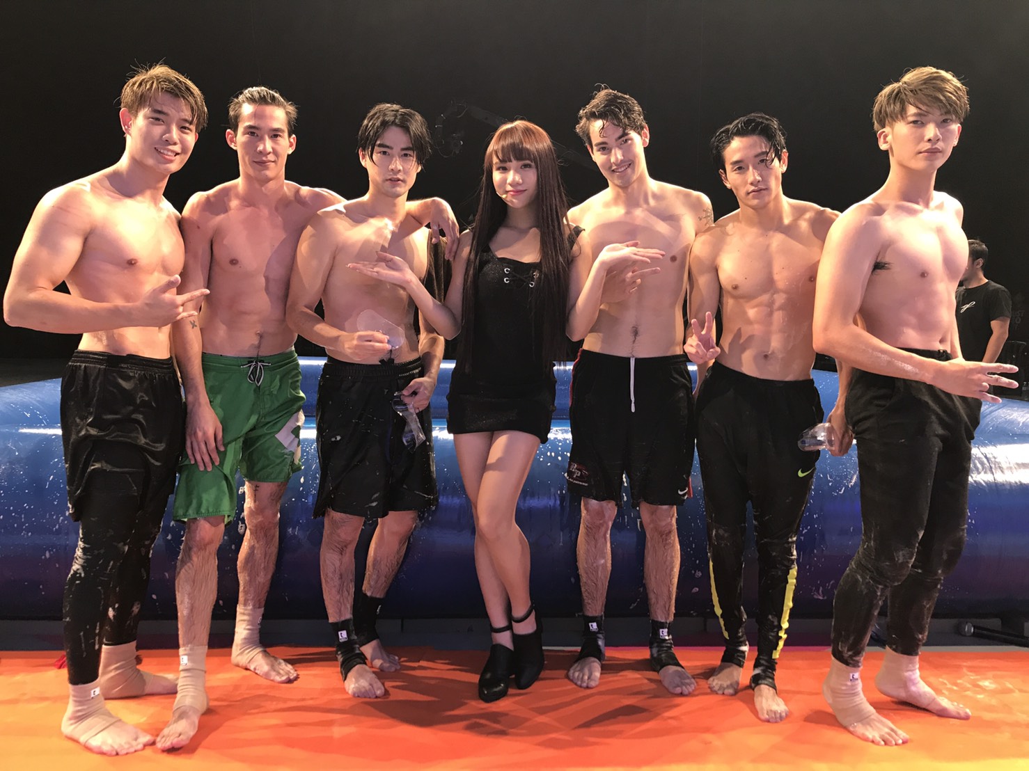 小A辣當大馬節目《叫我男神》來賓，被猛男圍繞。