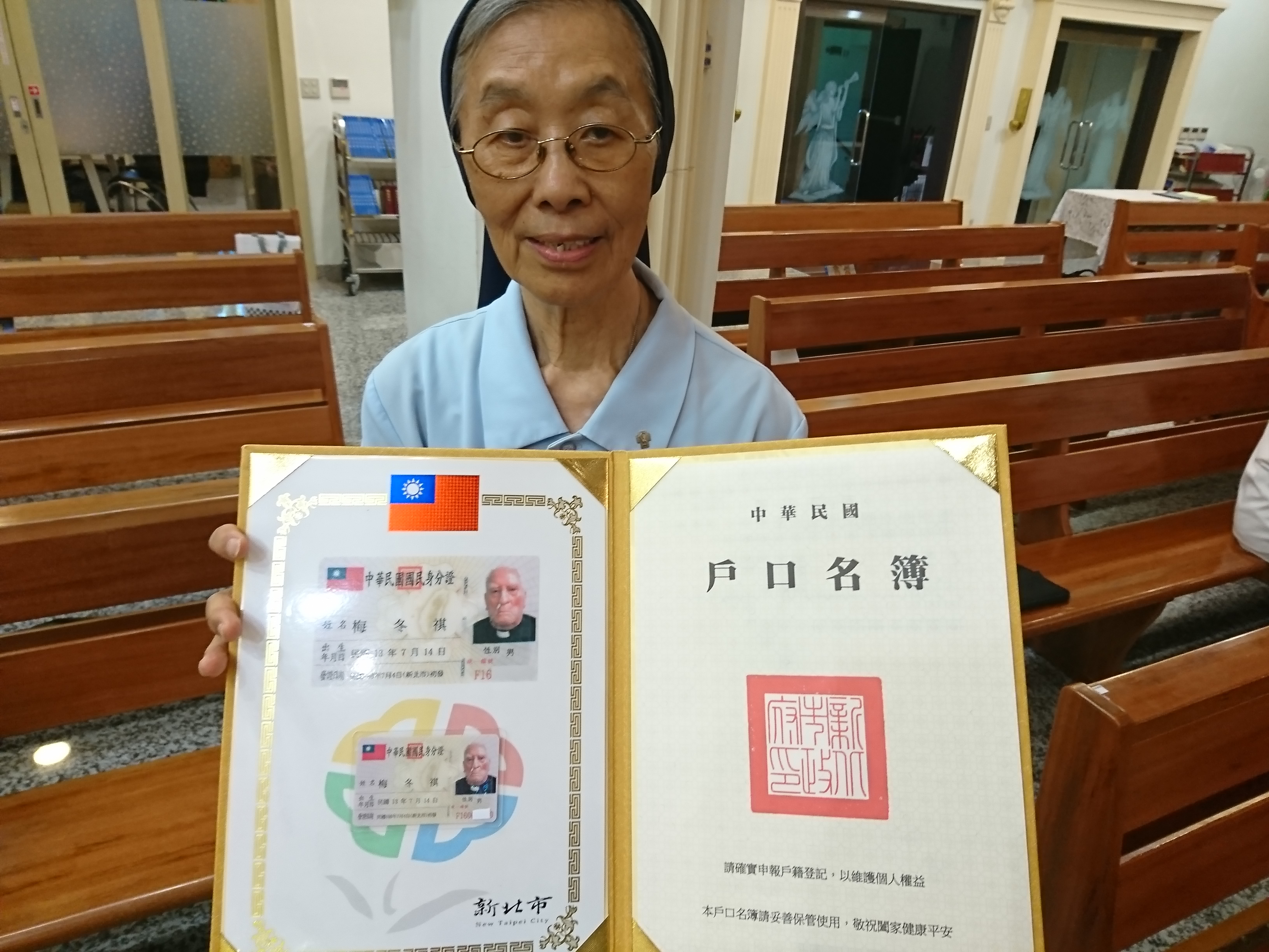 梅冬祺為台貢獻65年，成為新北市首位以特殊功勳取得身分證的外國人。
