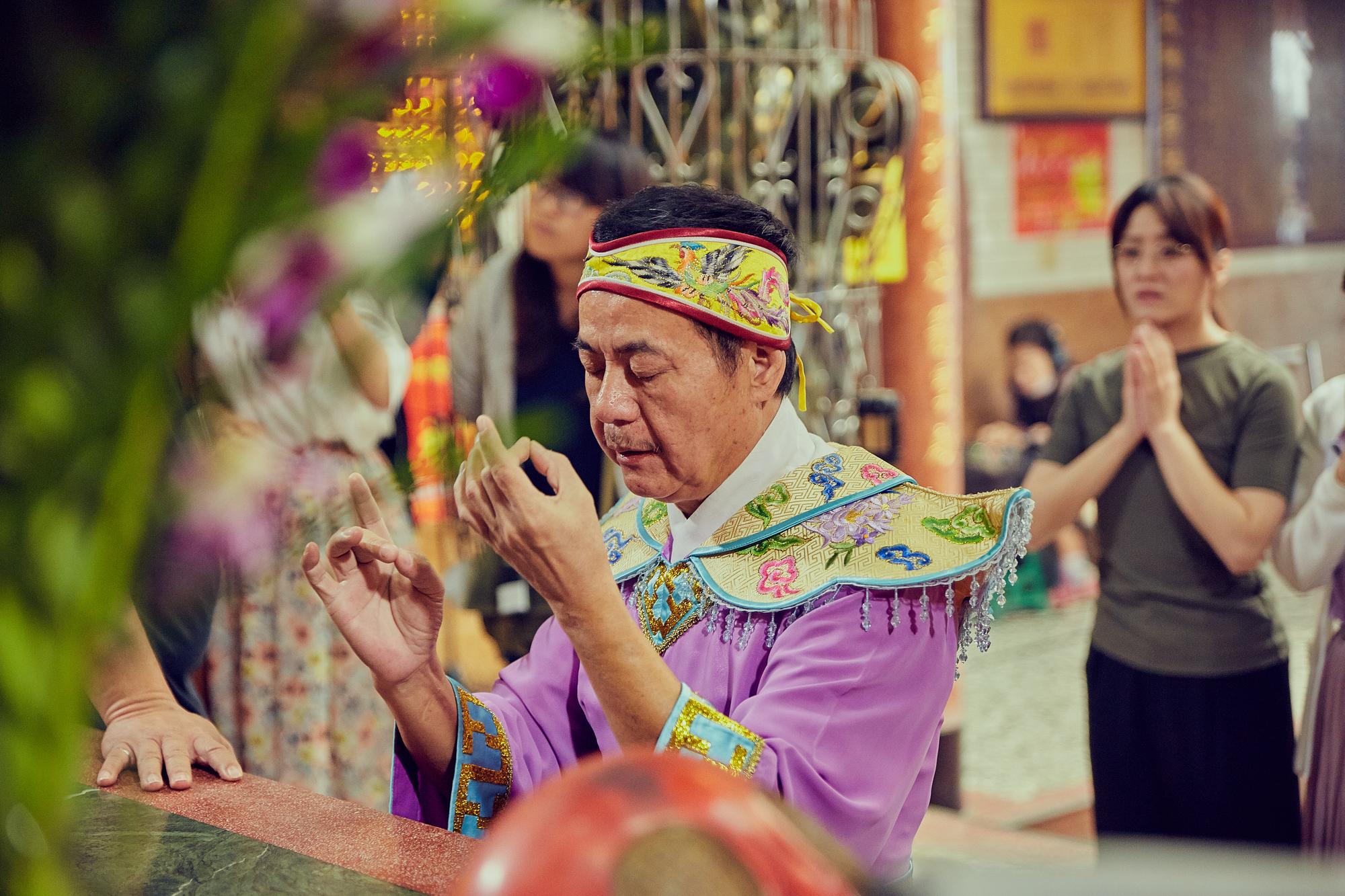蔡振南在《花甲男孩轉大人》中飾演九天玄女的乩身,劇中女神降駕時,會說天語、比蓮花指。(好風光提供)