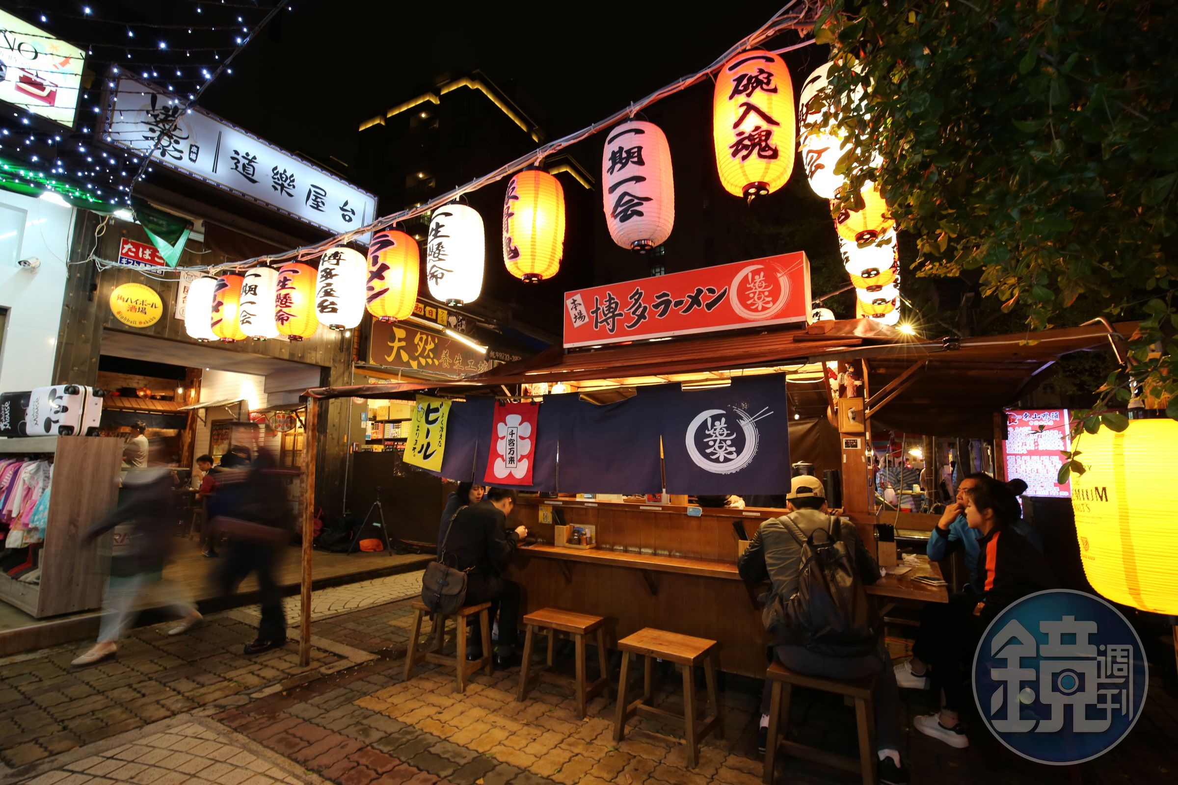 「道樂屋台」拉麵店以路邊攤形式起家，現在增加室內用餐空間。