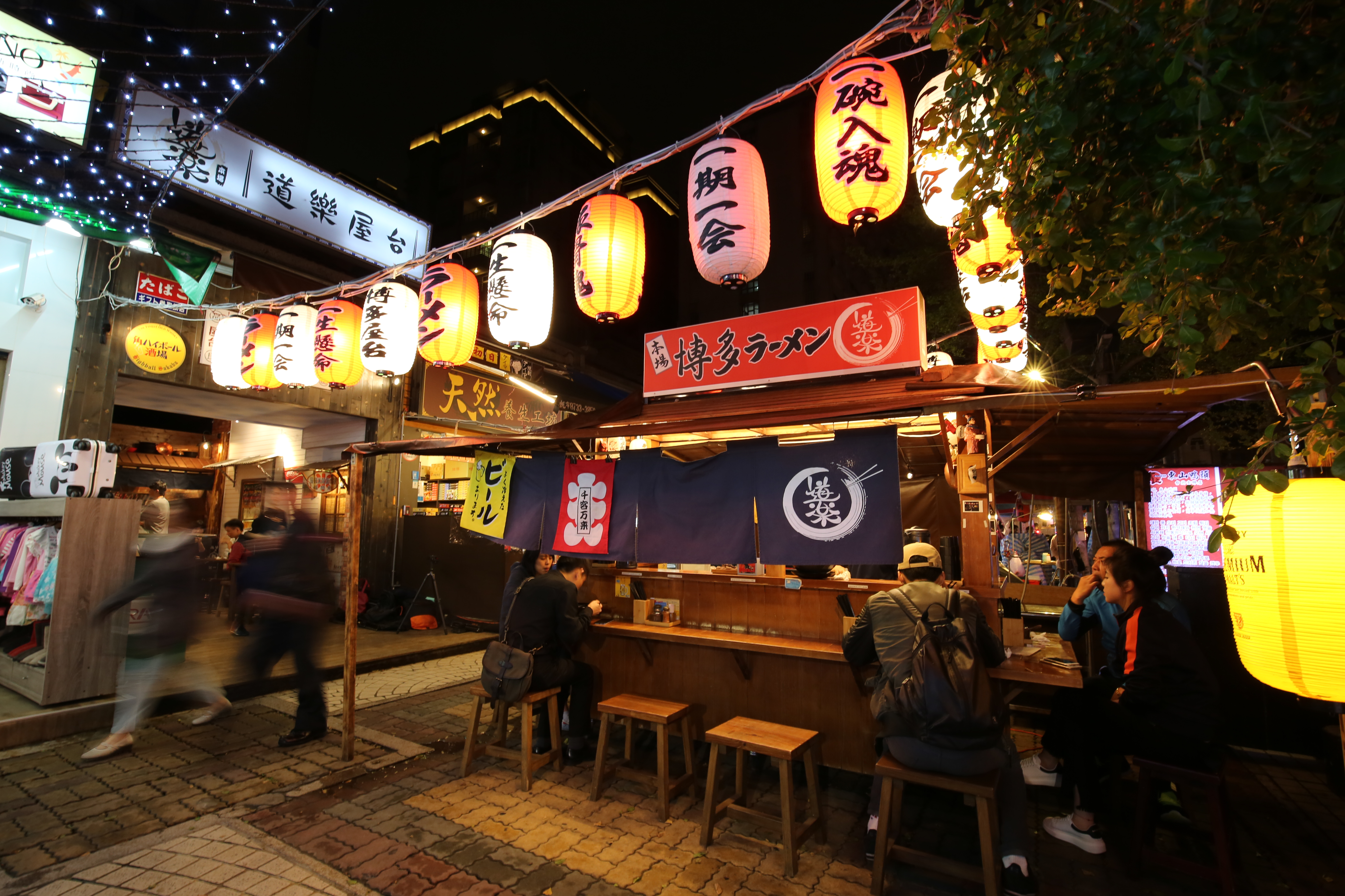 「道樂屋台」拉麵店以路邊攤形式起家，現在增加室內用餐空間。