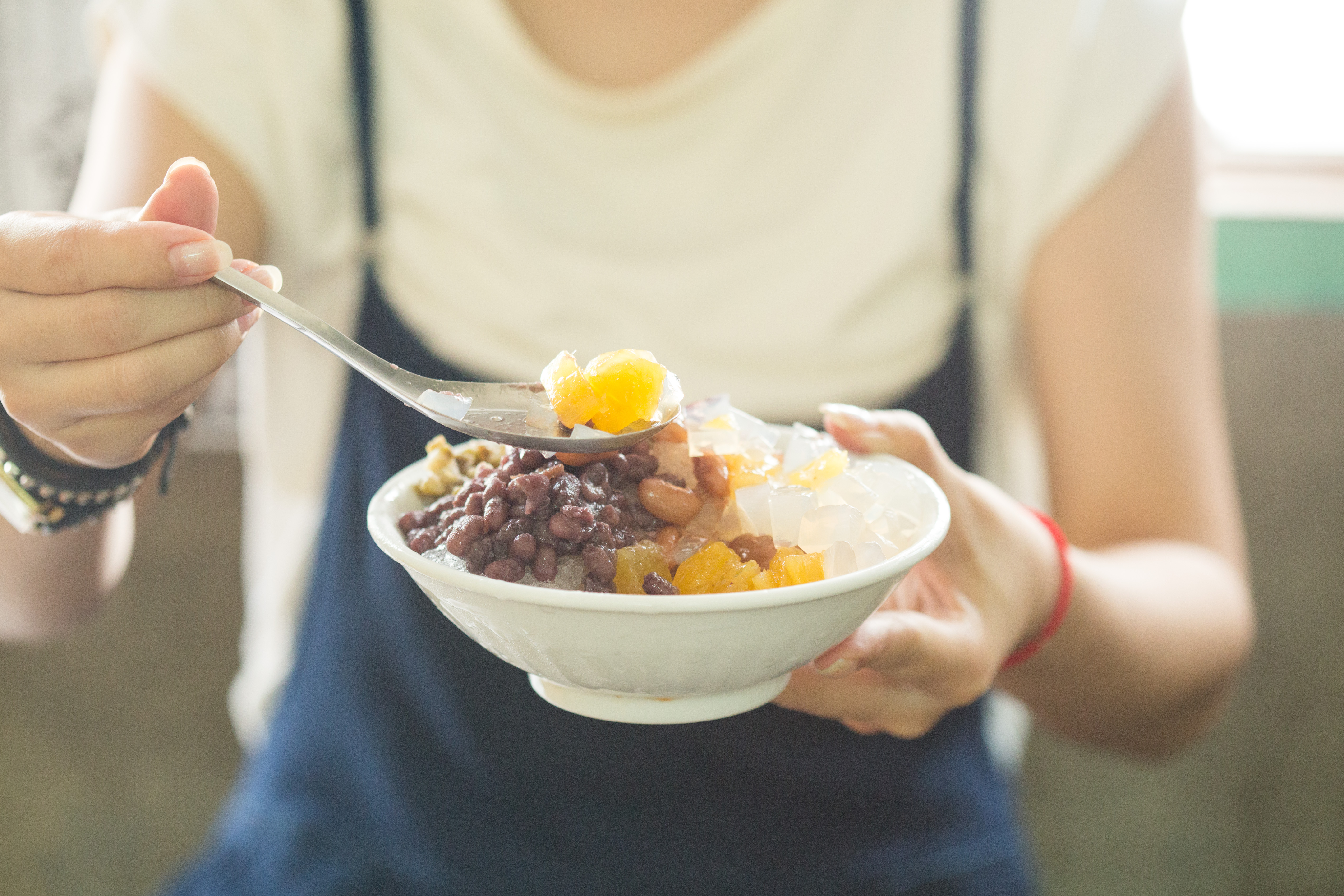 台南麻豆的「龍泉冰店」，樸實古早味剉冰長賣70年，很多老客人從小姐吃到變阿嬤，一碗老牌剉冰融化不同世代的心。