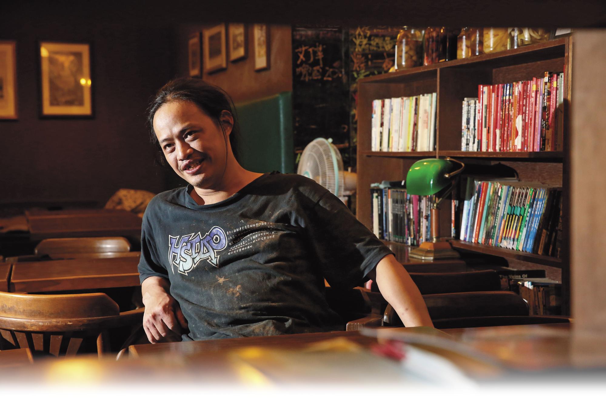 郭東武是工作狂，以店為家，每晚就睡在他身後的長椅上。