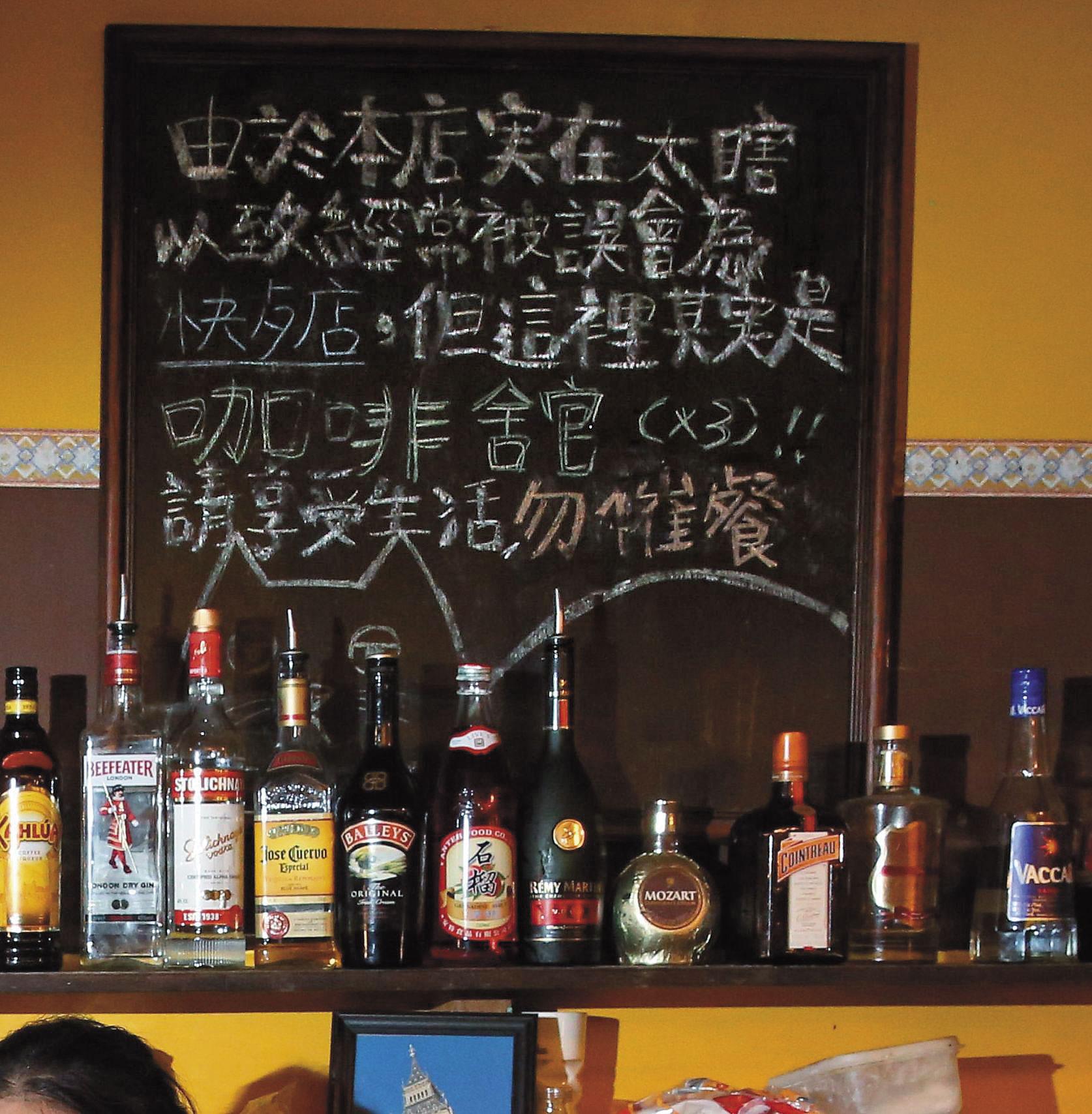 避免新客人踩到老闆地雷，店內幾塊看板寫了警語：「不要催餐。」「吃飯就是要等。」