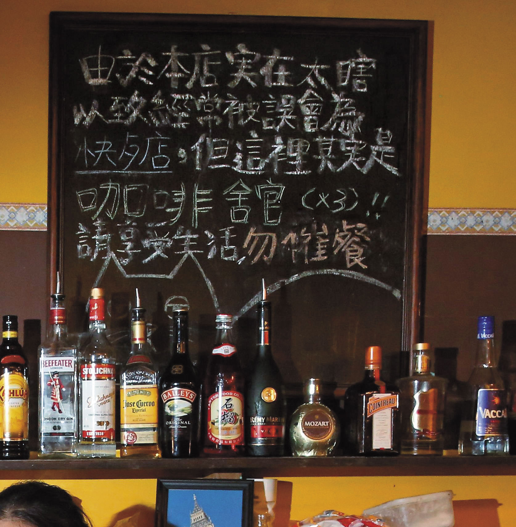 避免新客人踩到老闆地雷，店內幾塊看板寫了警語：「不要催餐。」「吃飯就是要等。」