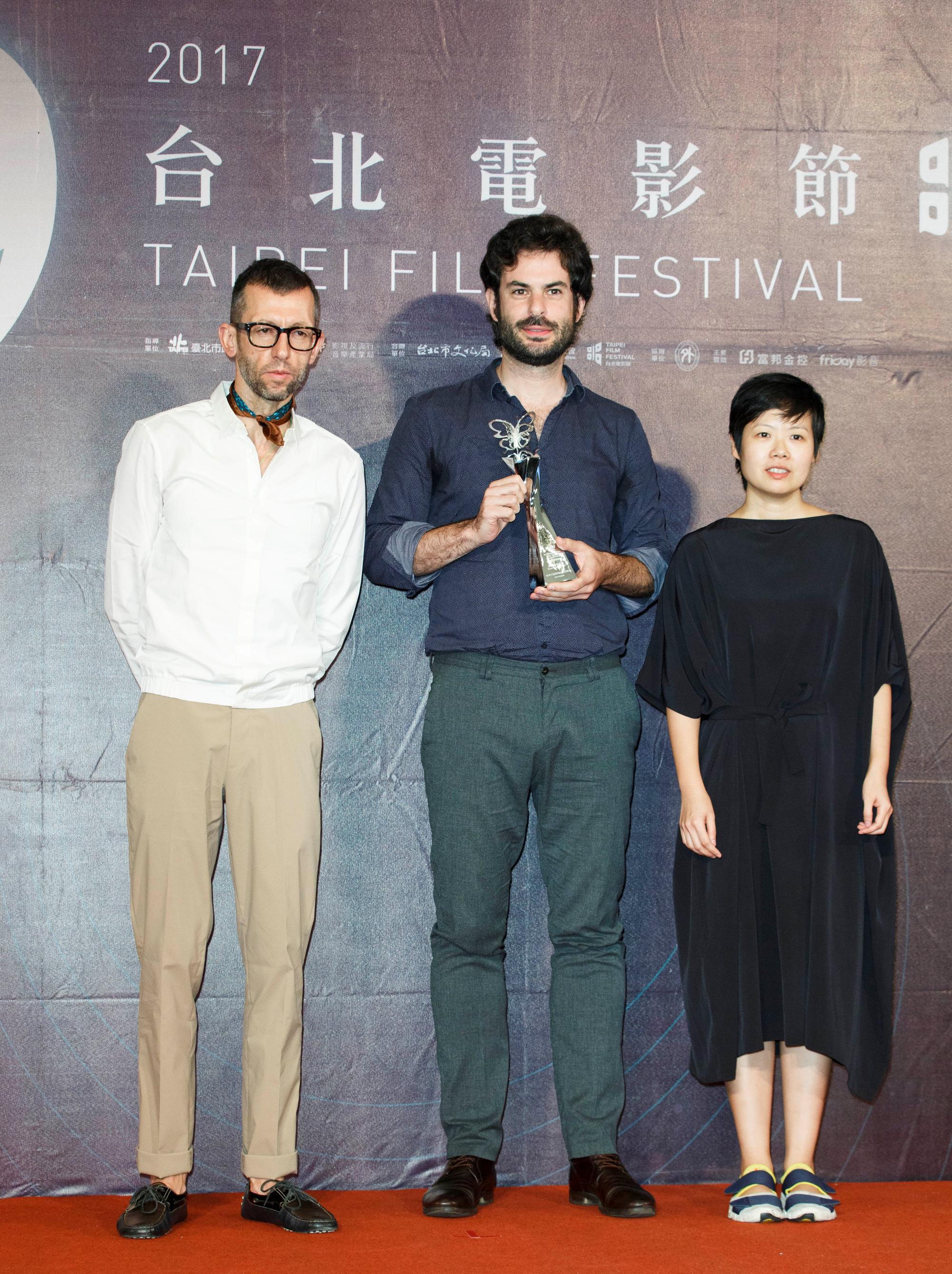 評審朱奧佩德洛羅德利蓋斯（左起）、評審團特別獎《我等行過阿特拉斯的幽谷》製片菲利普拉格寇羅、以及評審阿諾查蘇維查康彭。 