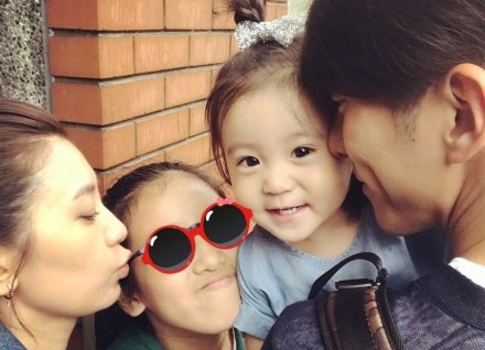 修杰楷說自己是全職爸爸，愛跟女兒們天天黏在一起。（翻攝修杰楷微博）