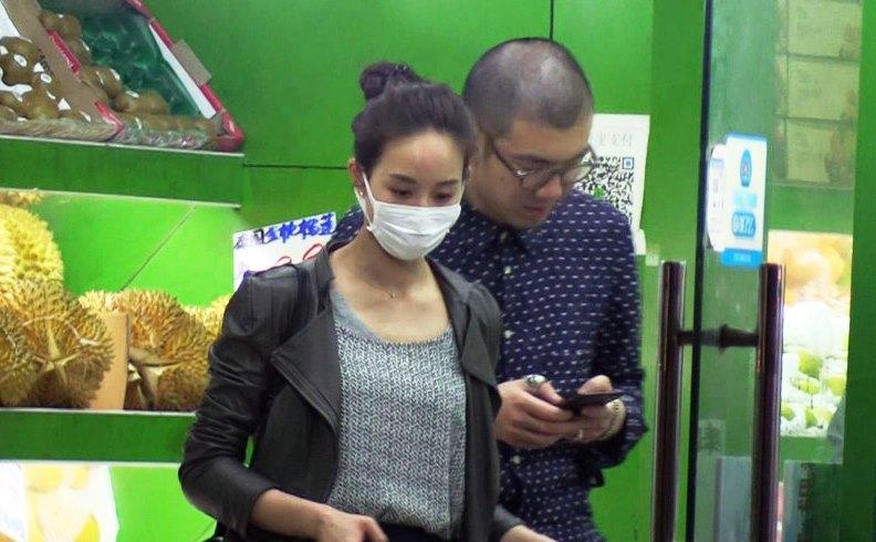 張鈞甯與考試院前院長關中的前女婿林哲樂上個月被拍到在上海約會，並甜蜜逛水果攤。（翻攝網路）