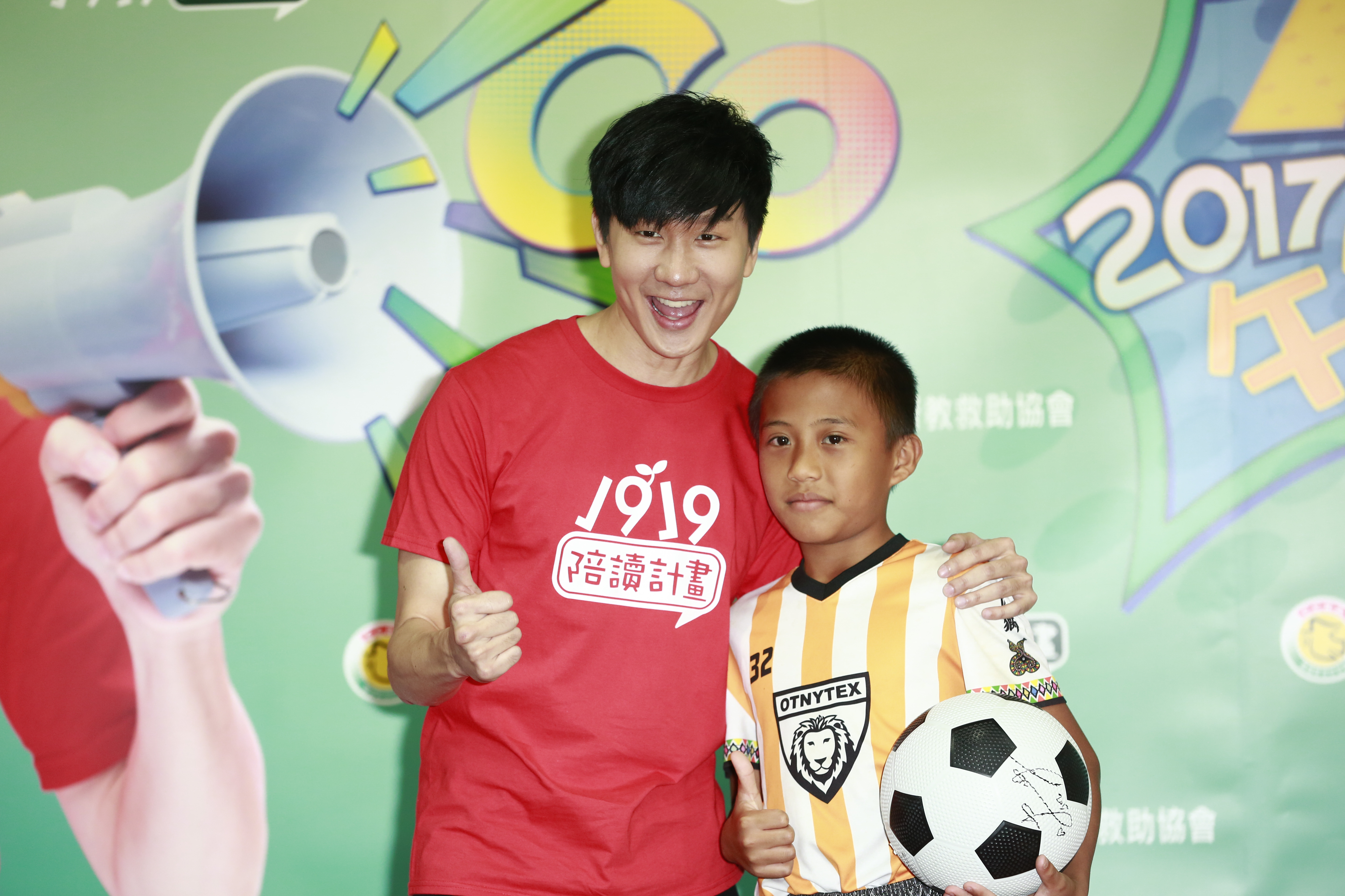 林俊傑作公益和小孩相處，但他自認很不會逗小孩。