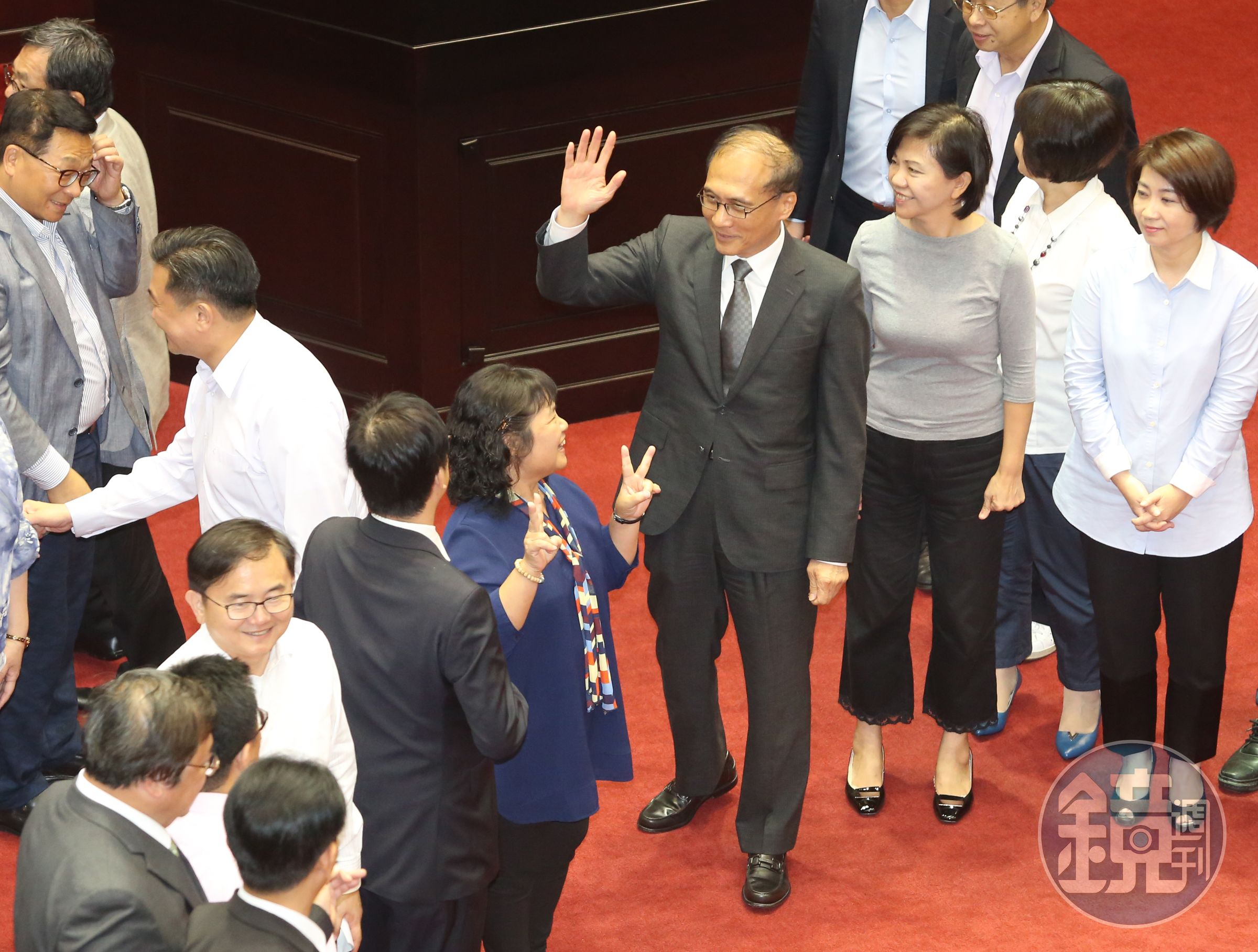 前瞻條例通過後，行政院長林全到立院感謝朝野立委支持。