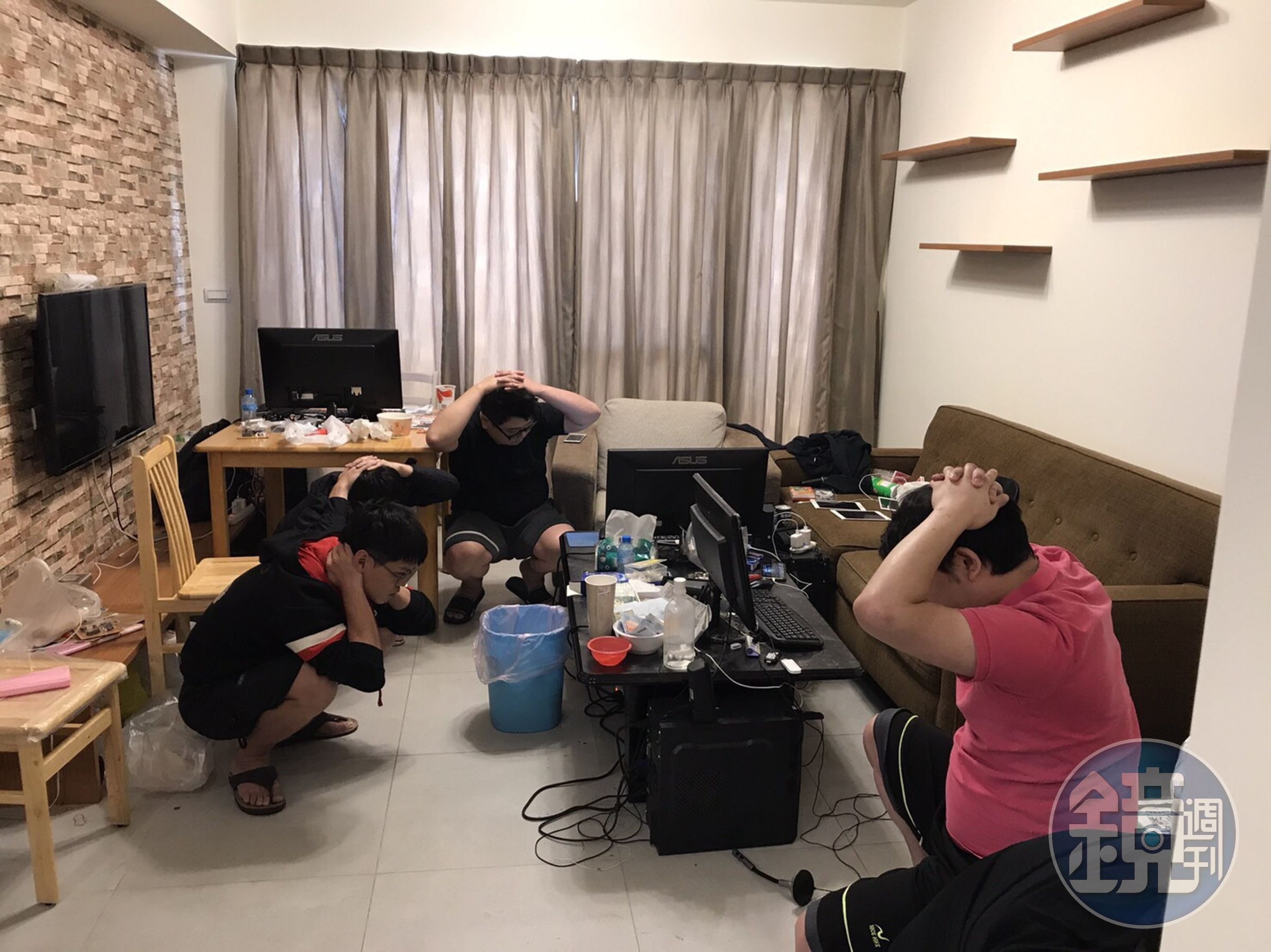 警方攻堅台中市大雅區的詐騙轉帳機房，陳嫌等人還來不及反應就被制伏。