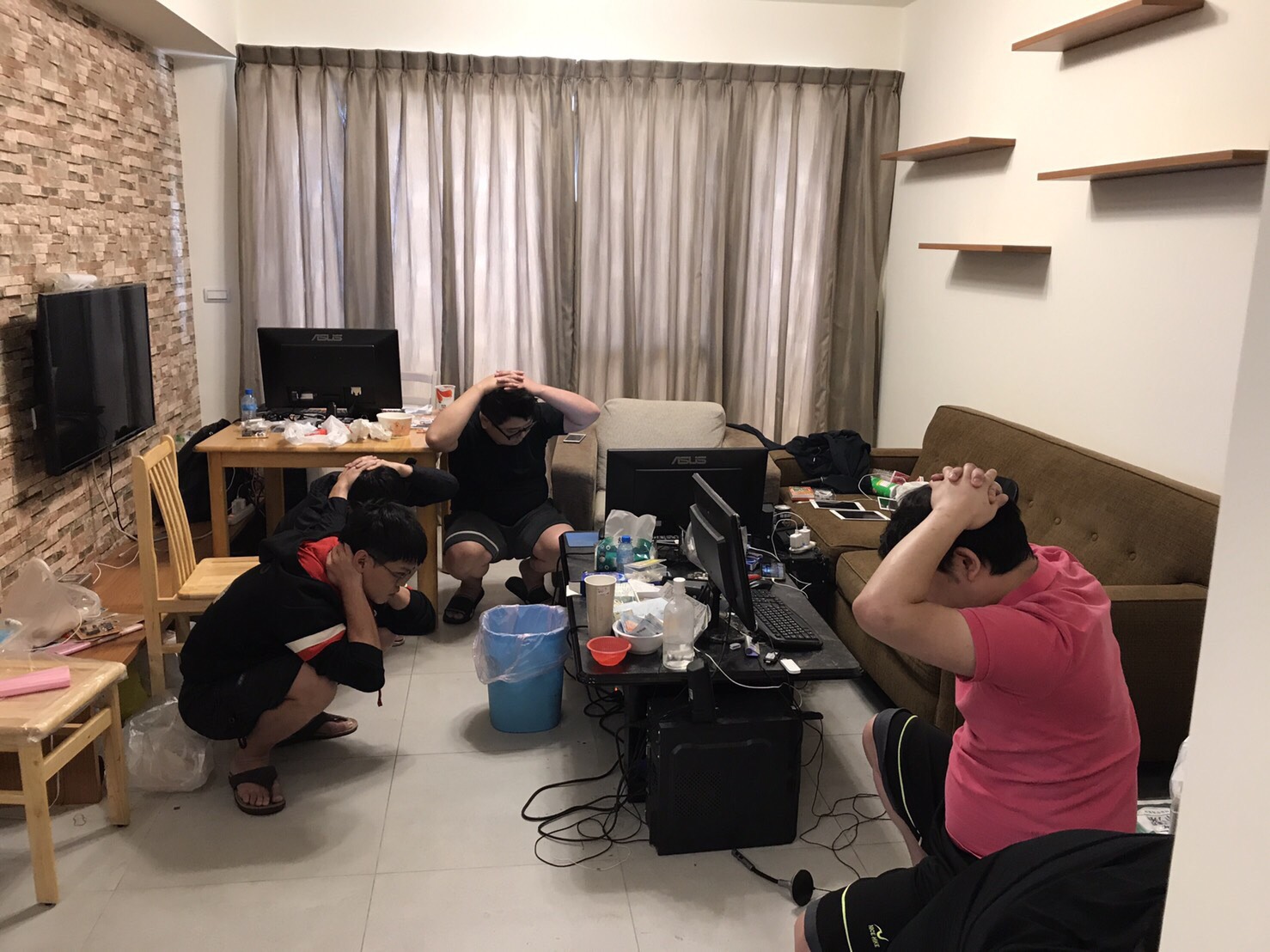 警方攻堅台中市大雅區的詐騙轉帳機房，陳嫌等人還來不及反應就被制伏。