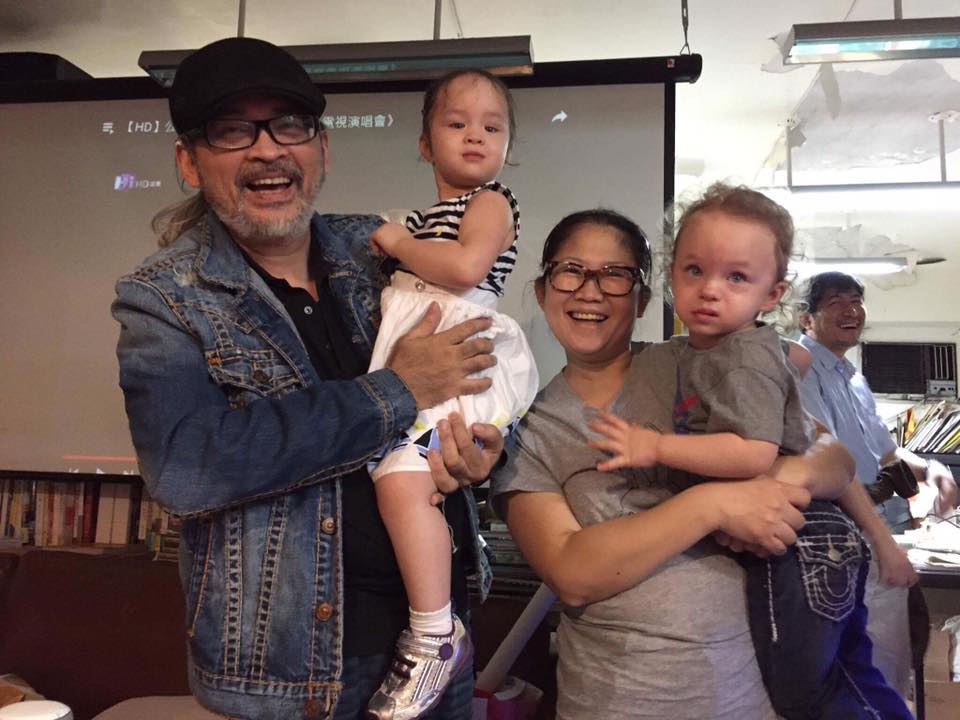 麥人杰(左)與太太所生的雙龍鳳胎十分活潑可愛。(麥人杰提供)