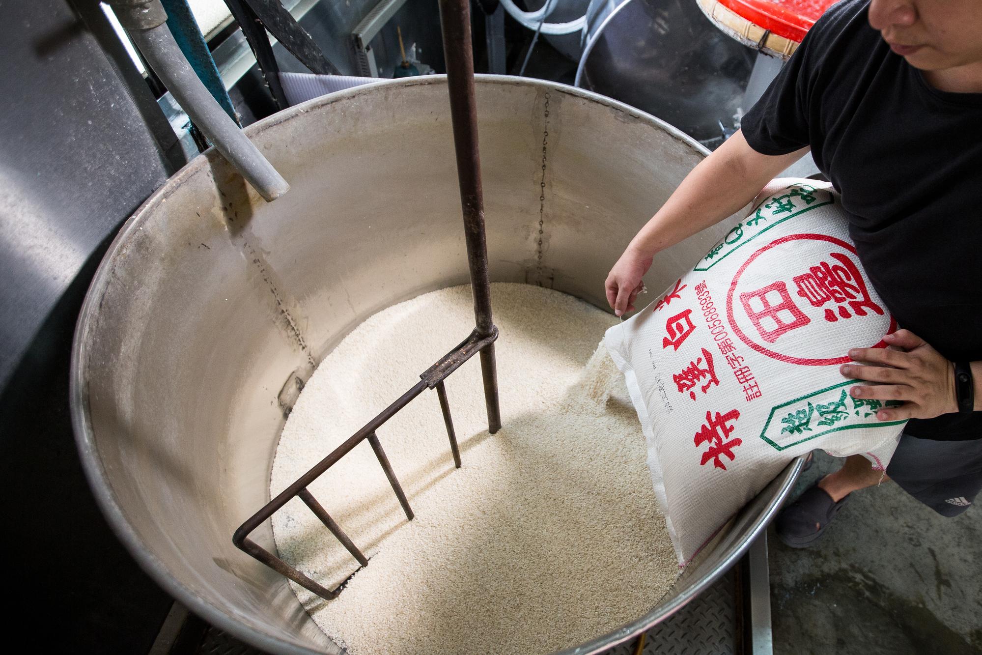 百年米粉廠東德成堅持生產純米米粉,原料只有米和水。