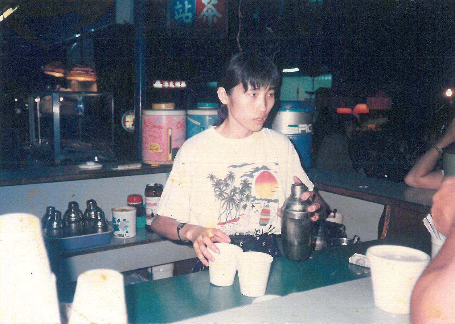 30年前，趙福全和妻子李青育（圖）擺設簡易吧檯、茶桶、冰櫥、糖罐等，創業泡沫手搖飲料，經常忙到沒時間吃飯。（趙啟宏提供）