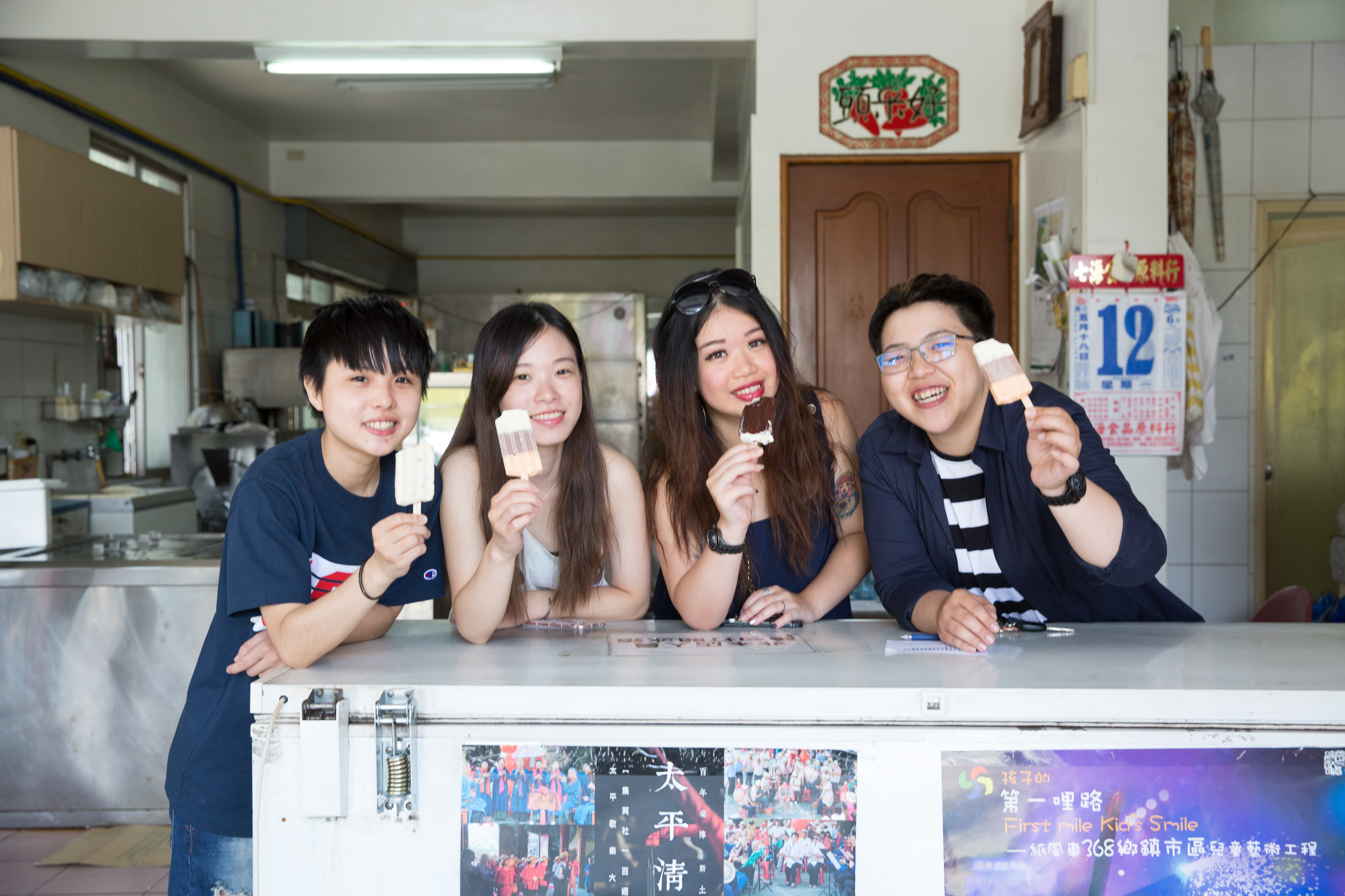 老冰店「新加坡冰城」空間樸素，夏天人流川息，特別來吃冰的年輕客人買了冰棒就站在店裡「立吞」，冰棒真是青春和夏天最好的配件。