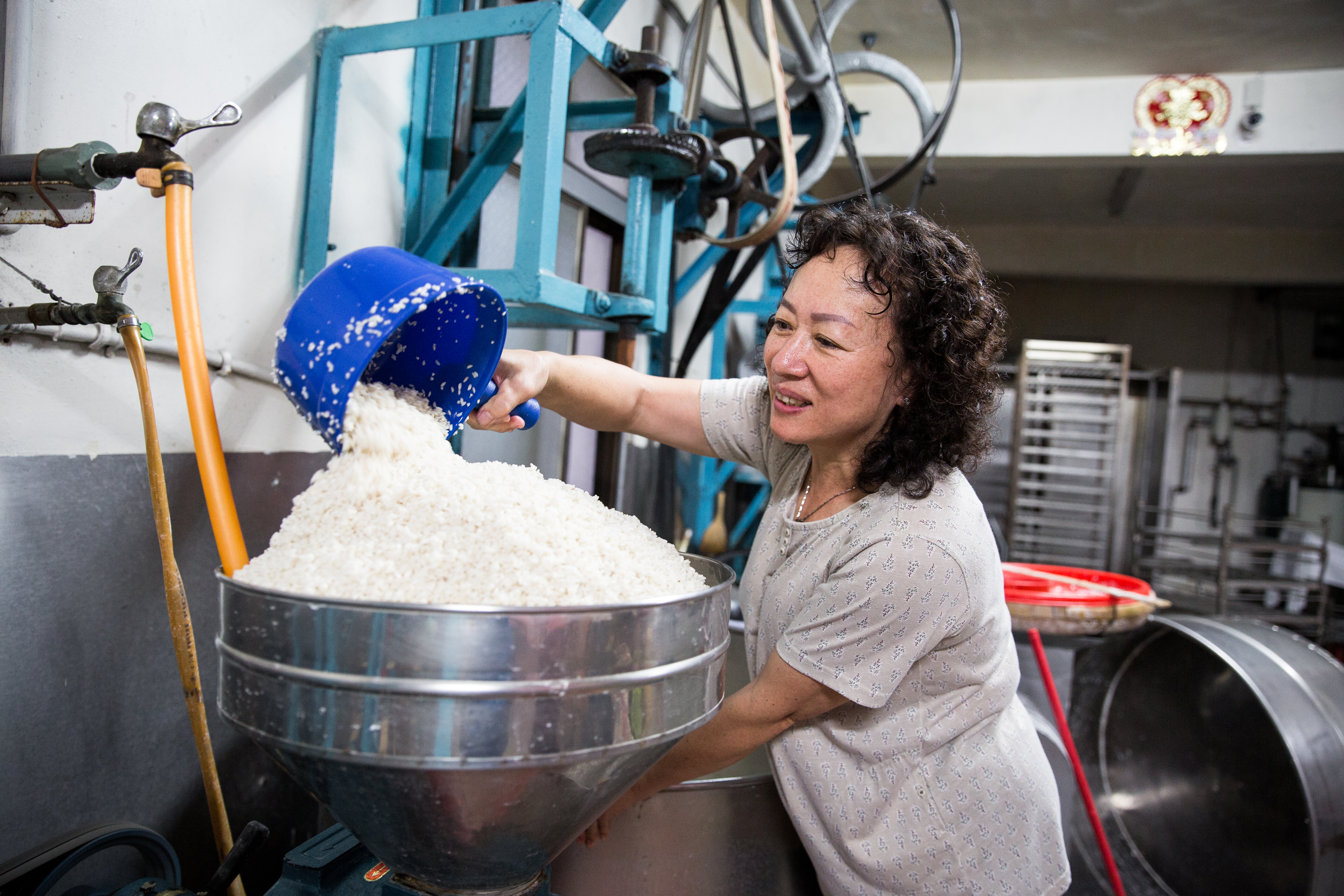 林美津將前一晚泡好、洗淨的米磨成米漿，水和米是米粉的唯二原料。