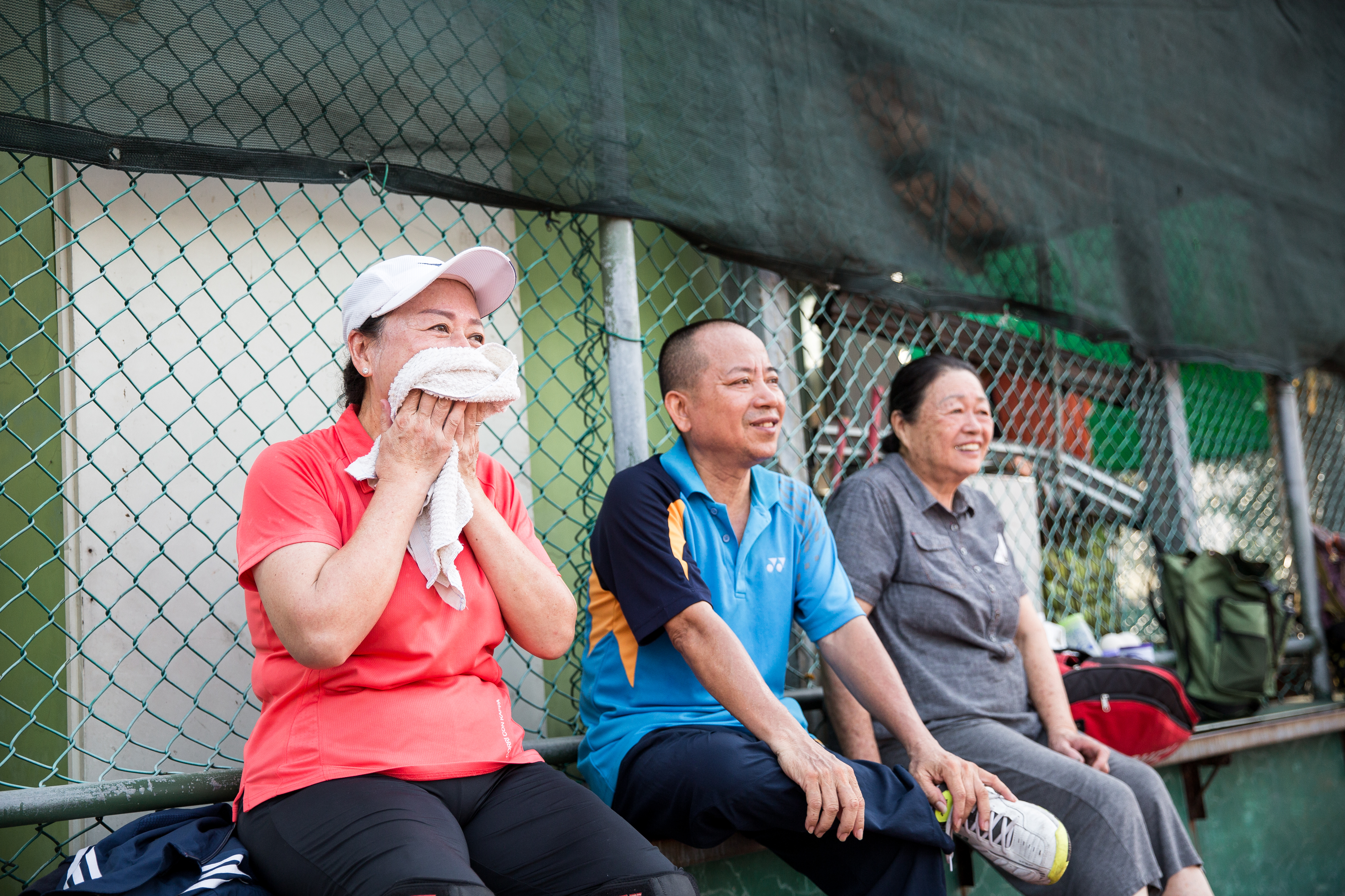 林美津（左）和先生郭連進（右）是在網球場相識相戀，40多年來維持打球習慣。