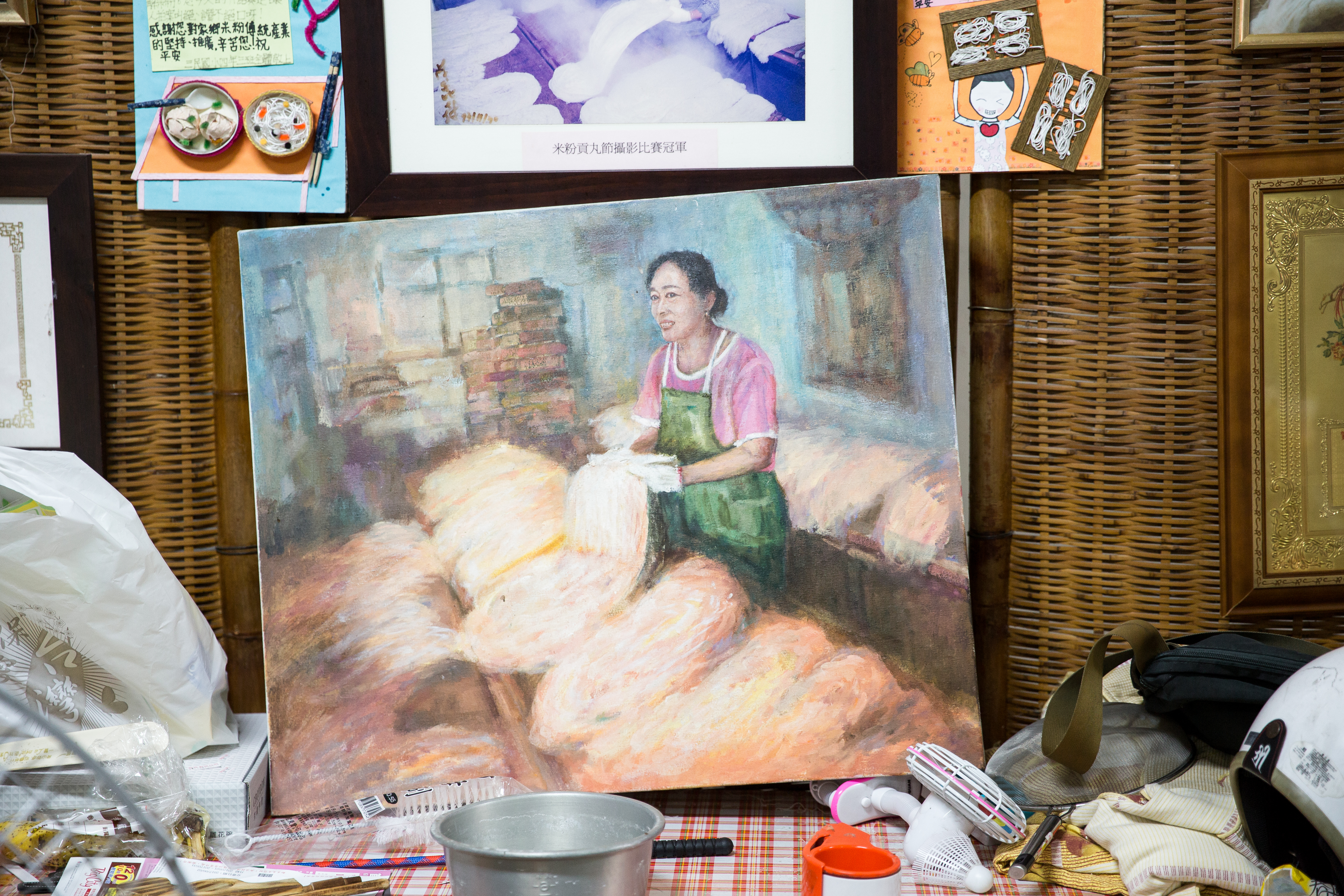 林美津是東德成的靈魂人物，外甥女繪畫阿姨工作情景。