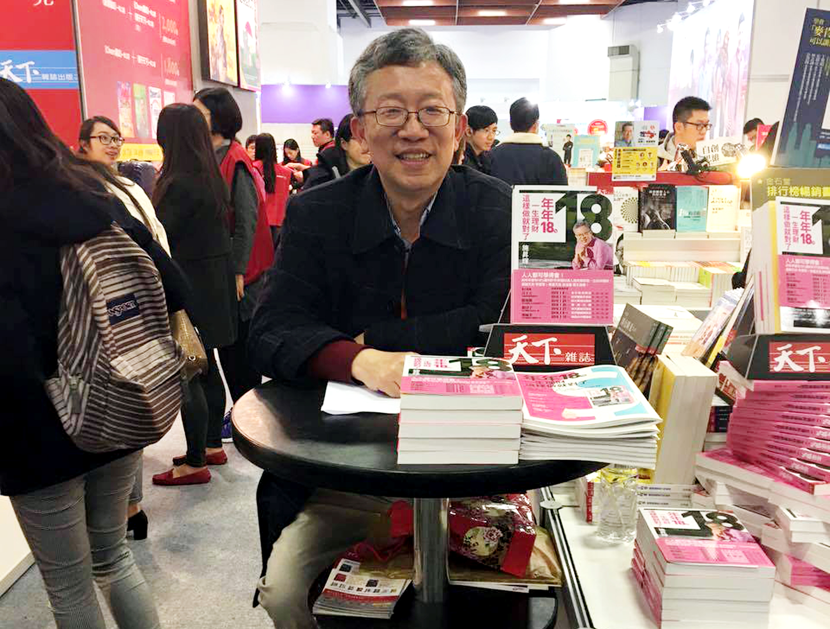 自從找到安心睡覺,超簡單的18%投資術後,施昇輝開始寫書,到處演講,傳授大家輕鬆投資,開心過生活的理財方式。(翻攝施昇輝臉書)