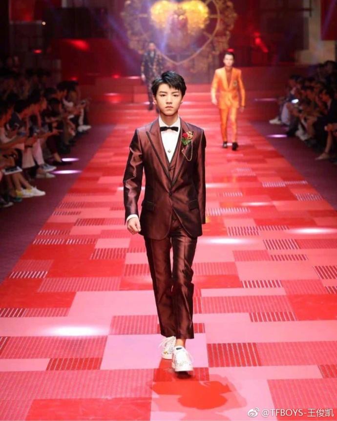 王俊凱6月受邀擔任Dolce & Gabbana 2018春夏米蘭時裝周開場模特兒。(翻攝自王俊凱微博)