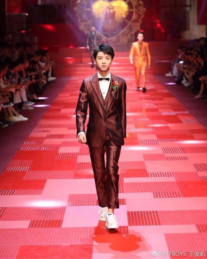 王俊凱6月受邀擔任Dolce & Gabbana 2018春夏米蘭時裝周開場模特兒。（翻攝自王俊凱微博）