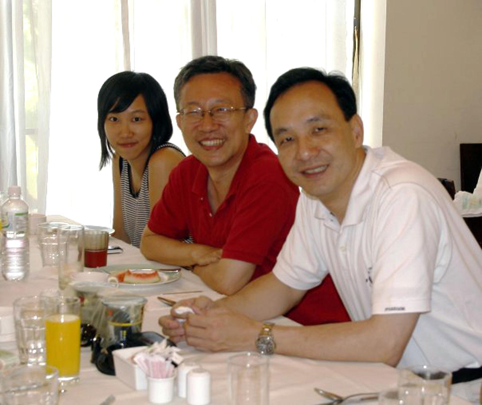 新北市長朱立倫與施昇輝是大學同學,還透露施昇輝從學生時代就是做事超級有效率的人,沒想到他把這種效率運用在投資上!(圖:翻攝施昇輝臉書)