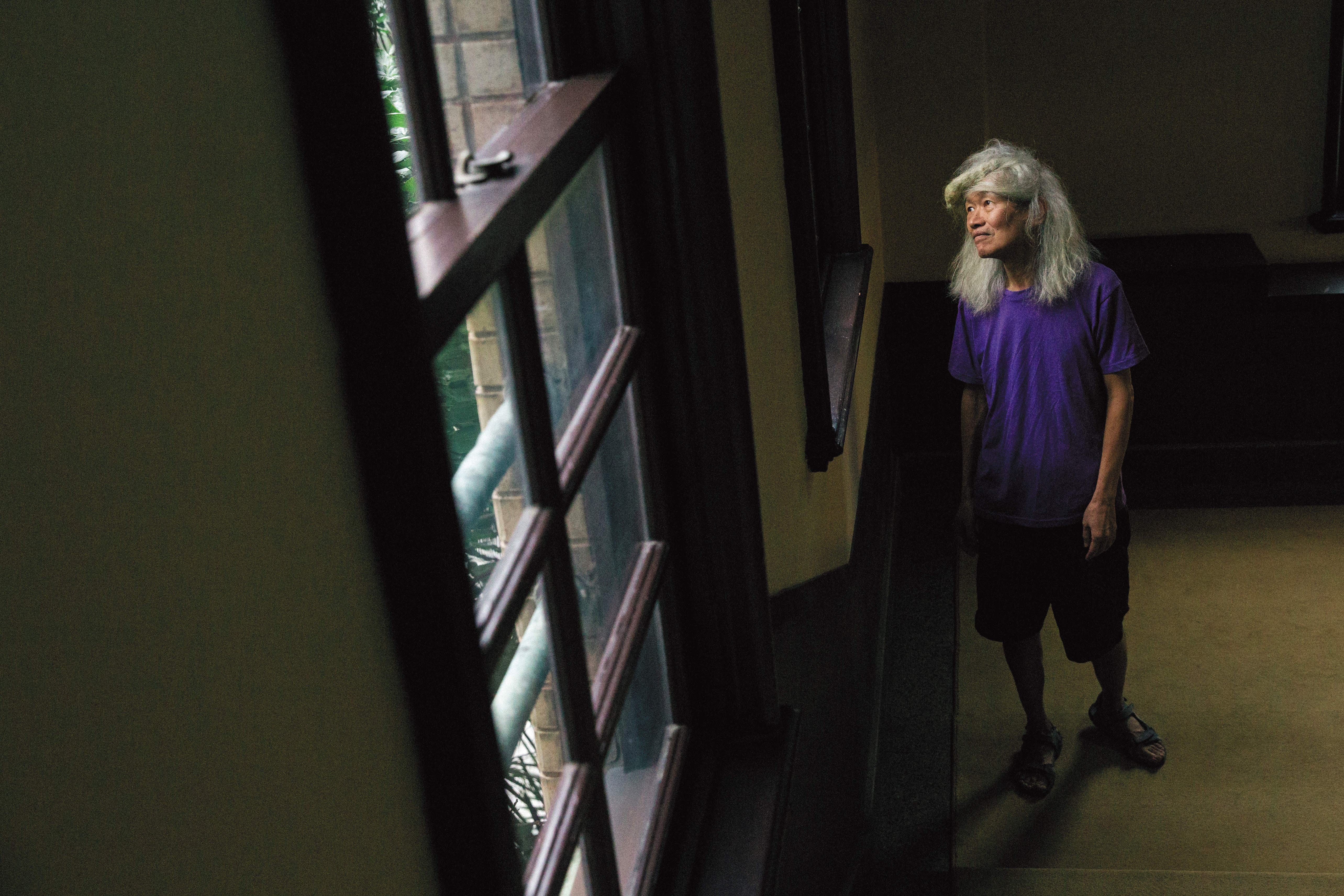 李幼鸚鵡鵪鶉說自己長得醜，留長髮別人便會把注意力放在那一頭亂髮而不是臉。