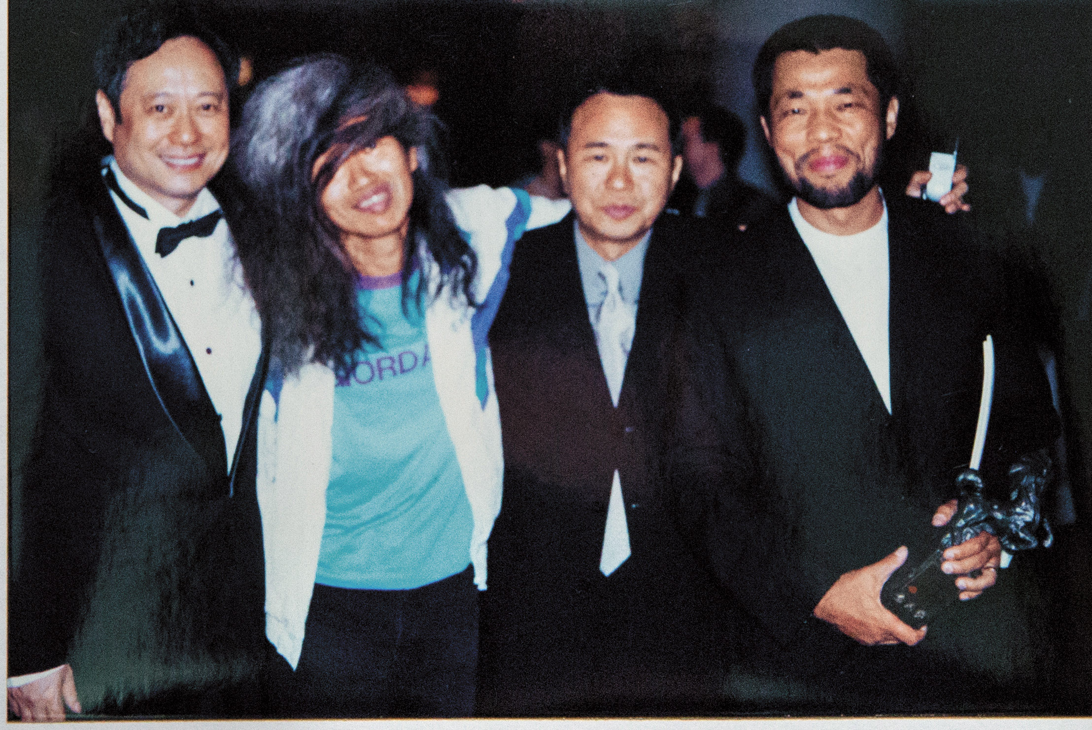 李幼鸚鵡鵪鶉（左2）與侯孝賢（右2）合影，李安（左1）與李屏賓（右1）也前來湊熱鬧，足見他在電影圈的好人緣。