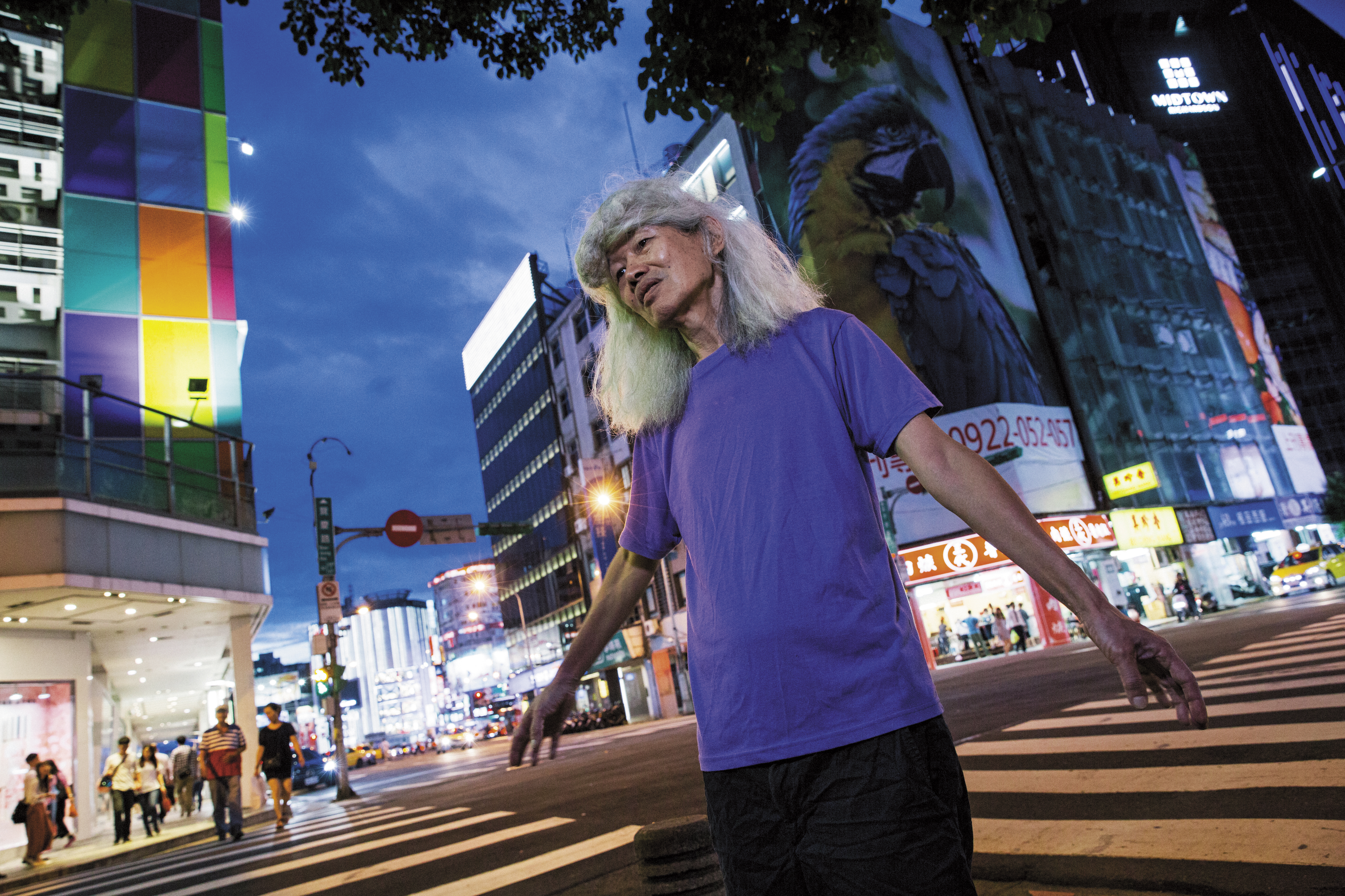 李幼鸚鵡鵪鶉身上衣服顏色是他最迷戀的青藍紫，他年輕時期亦曾用「青藍紫」為筆名。