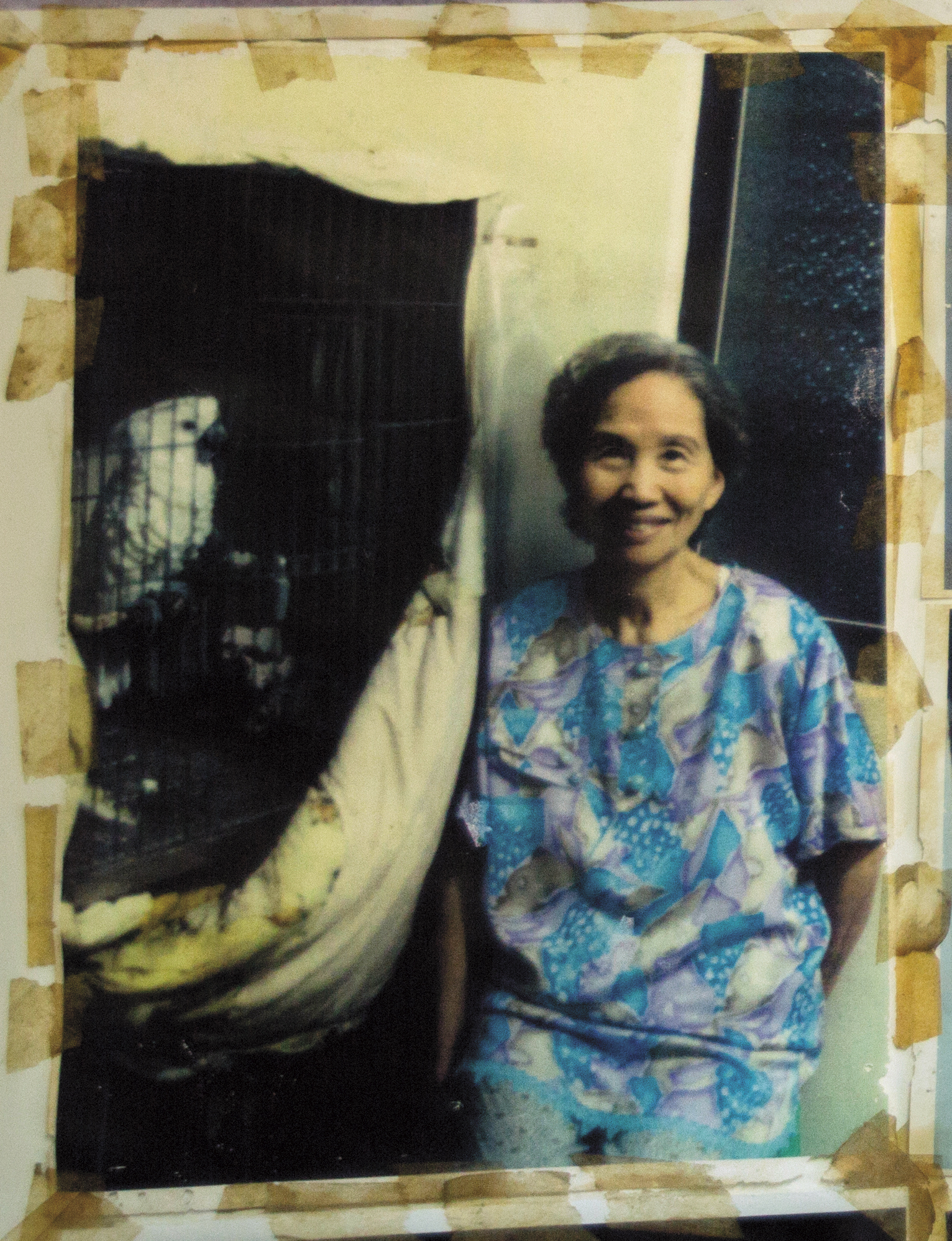 李幼鸚鵡鵪鶉的母親嚴清華,75歲時與鸚鵡合影。(李幼鸚鵡鵪鶉提供)