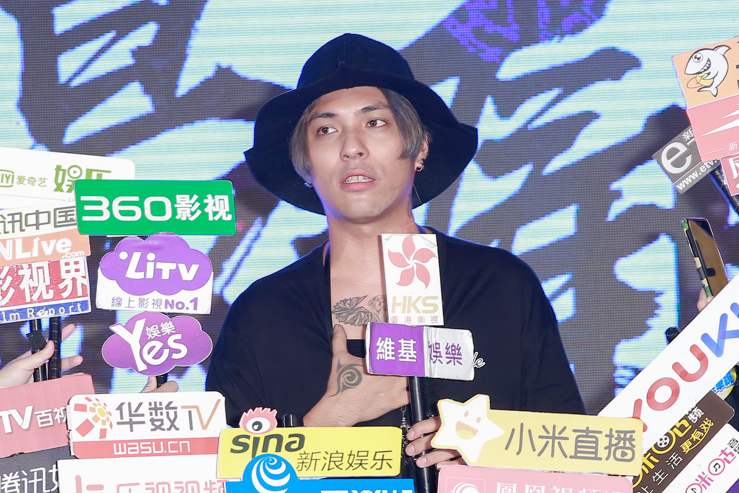 嘎嘎全身有6個刺青，胸口的刺青對他意義重大。