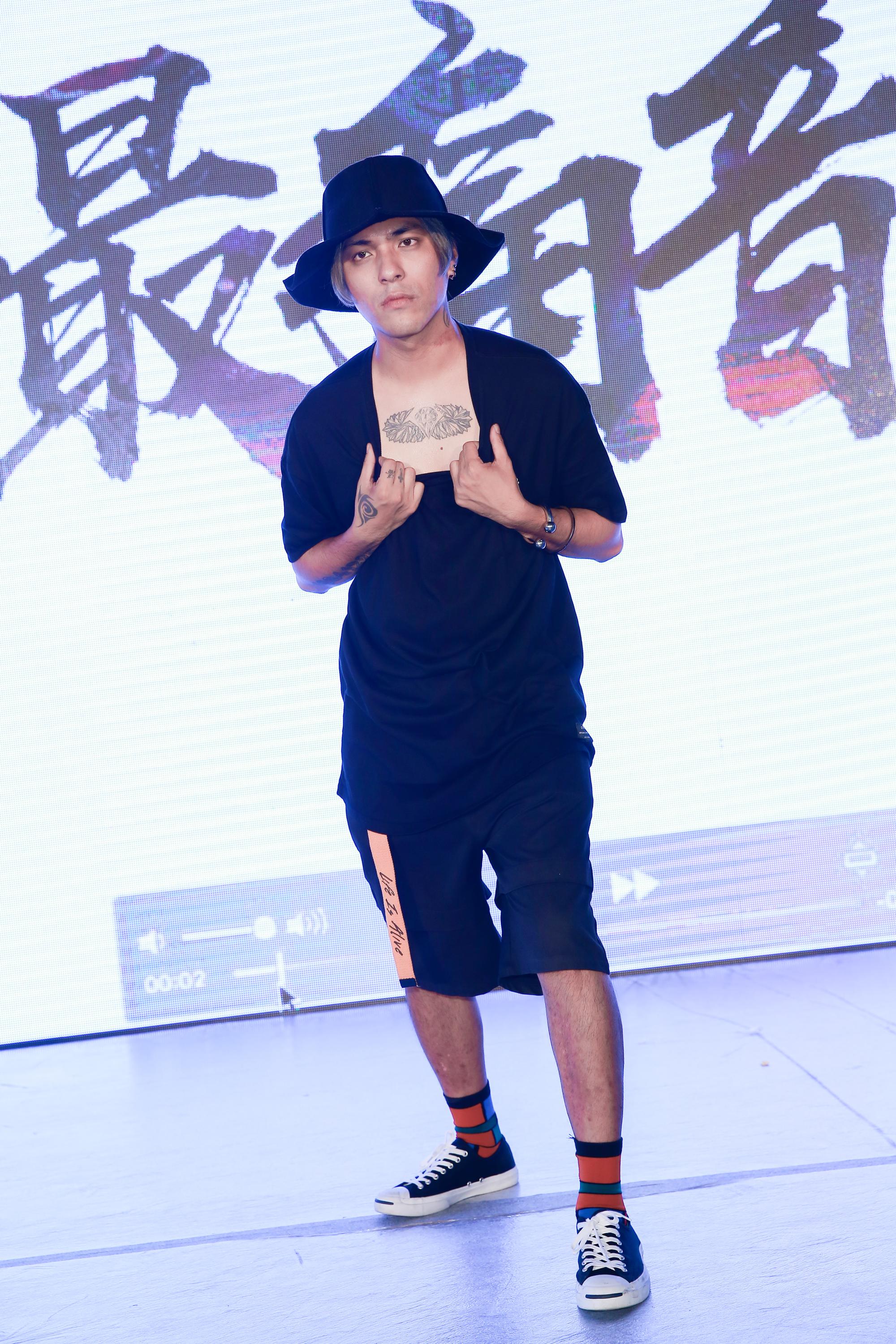 嘎嘎和女生緋聞太多，索性想轉型成同志天菜。