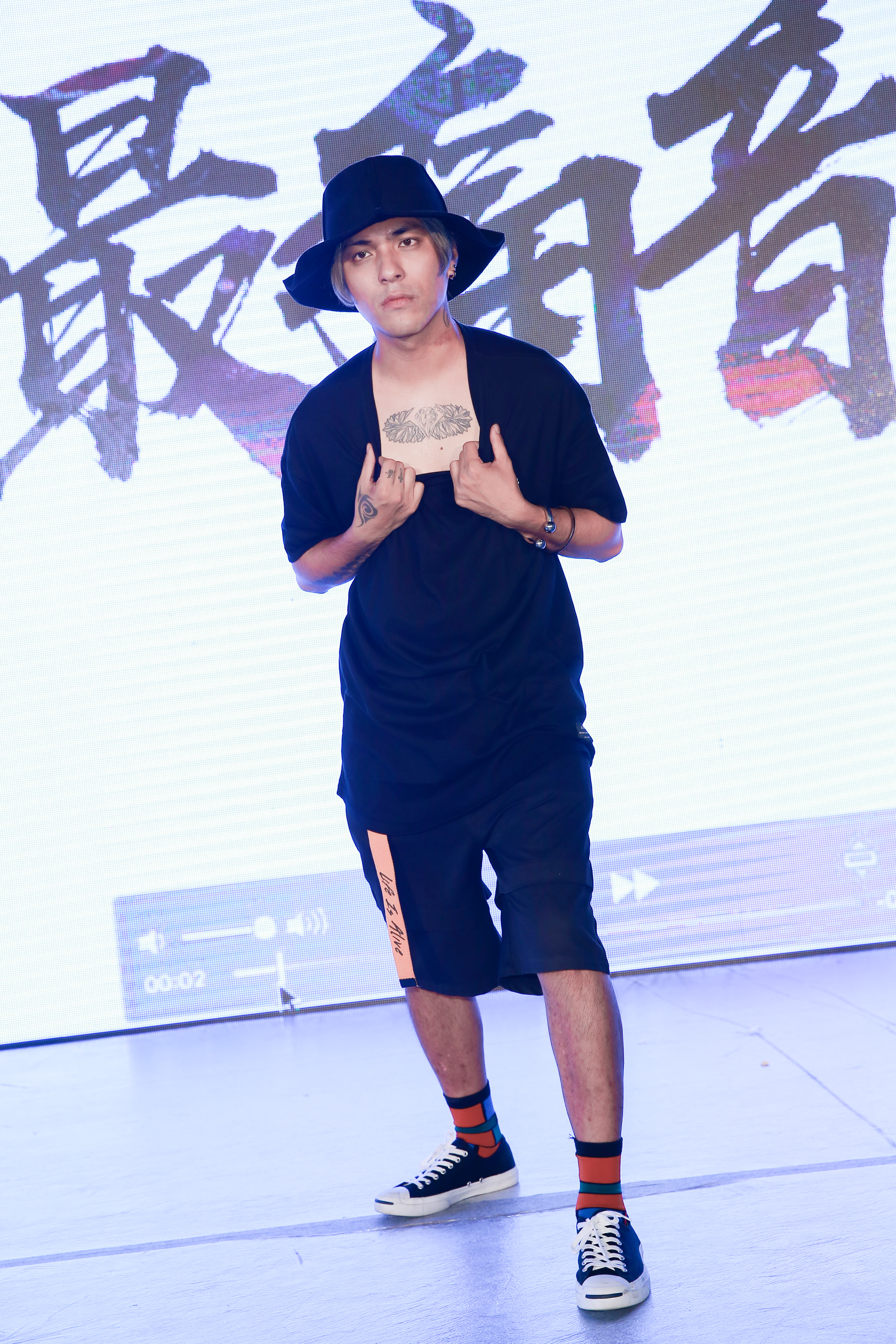 嘎嘎和女生緋聞太多，索性想轉型成同志天菜。