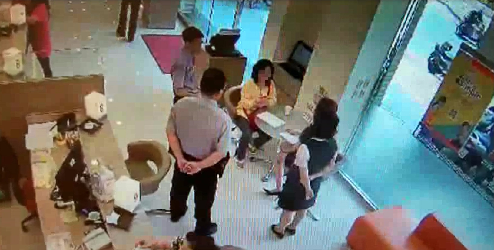 楊婦向警方說女兒遭黑道綁架，急得快哭了出來。