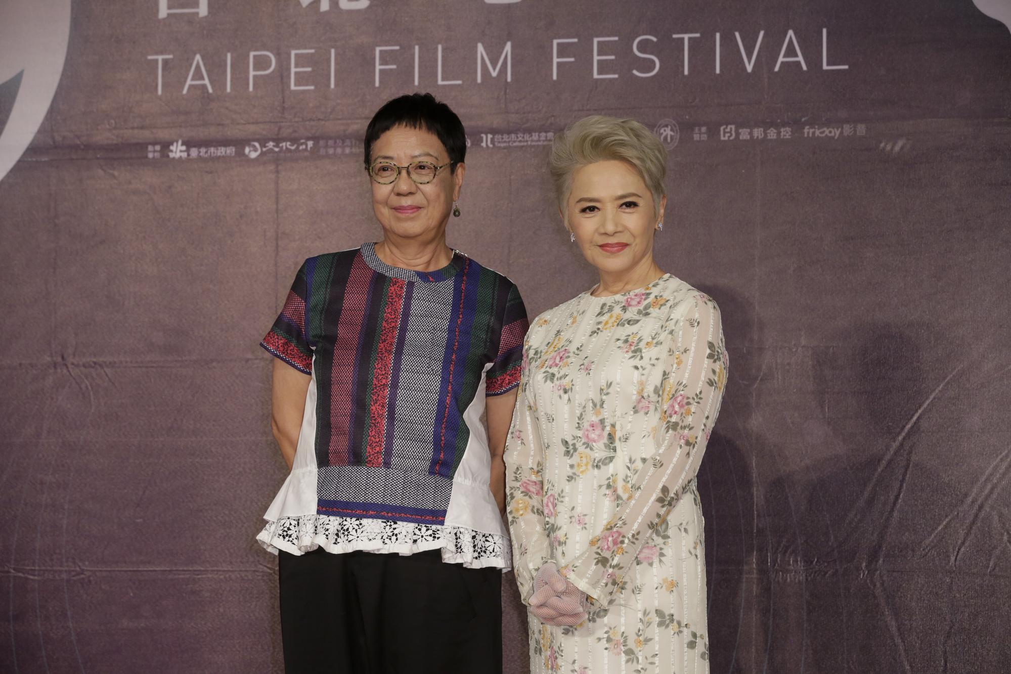 葉德嫻（右）金馬影后與導演許鞍華繼《桃姐》後再次合作《明月幾時有》。