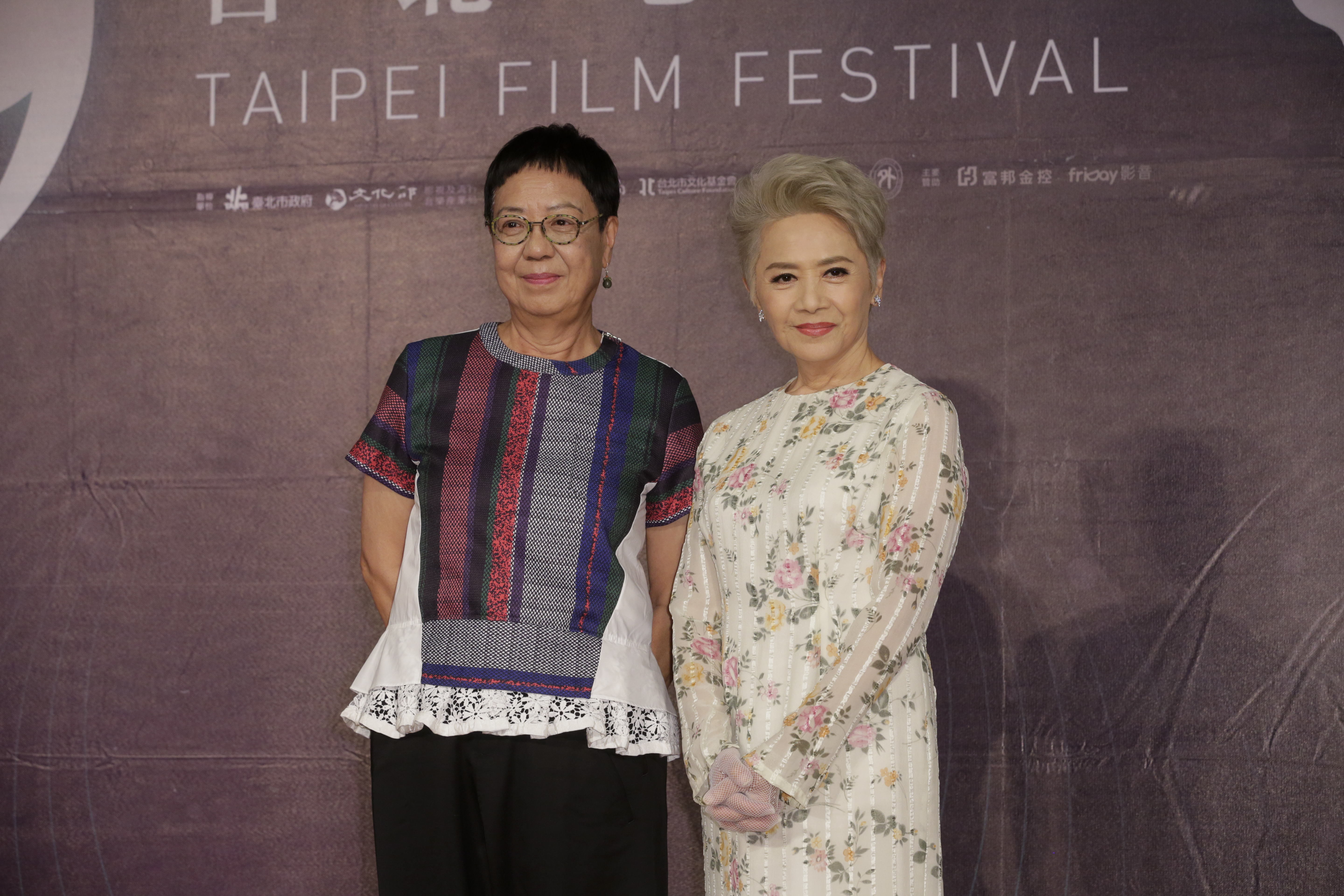 葉德嫻（右）金馬影后與導演許鞍華繼《桃姐》後再次合作《明月幾時有》。