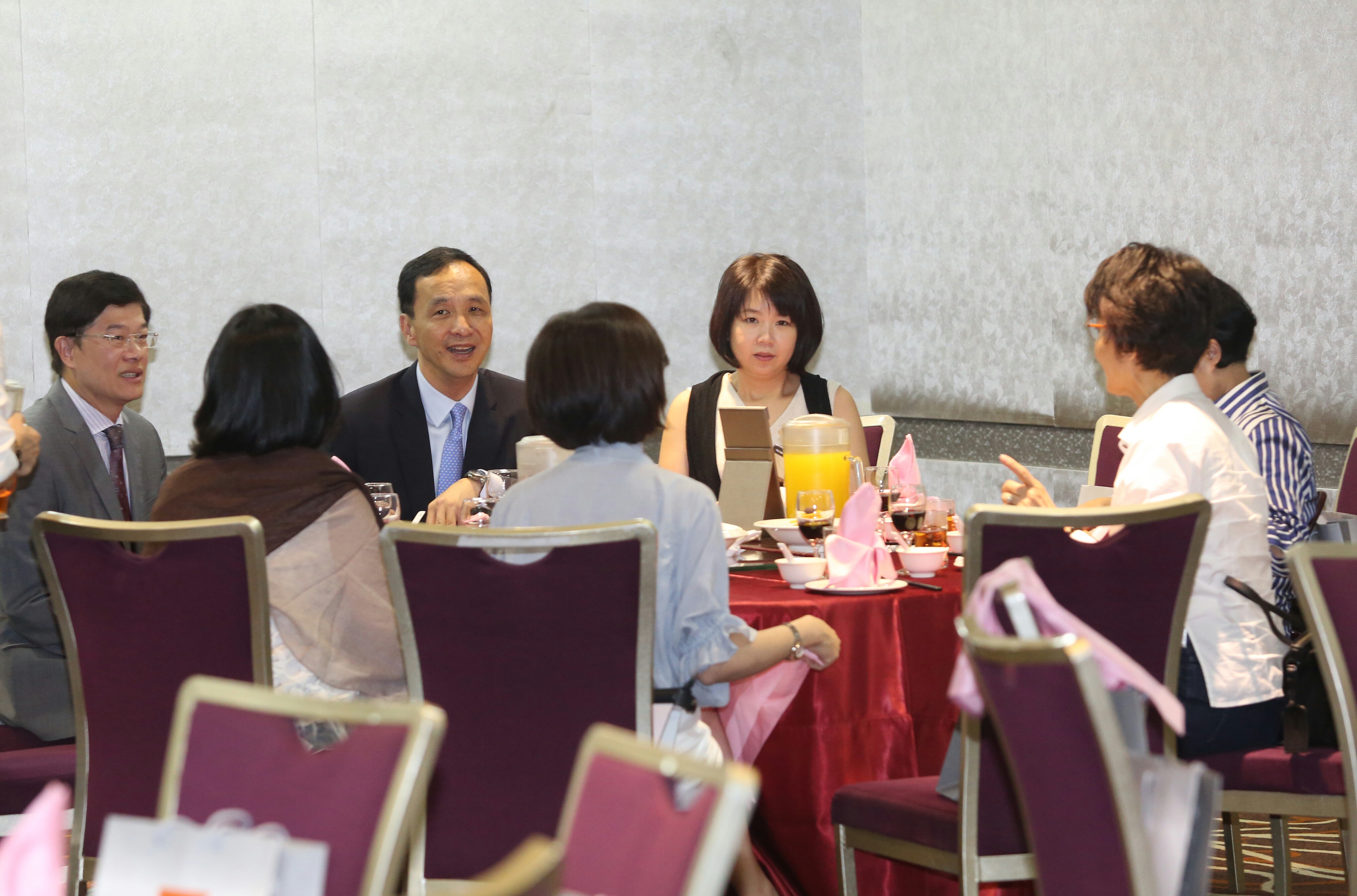 新北市長朱立倫今晚宴請藍營縣市首長及立委餐敘。