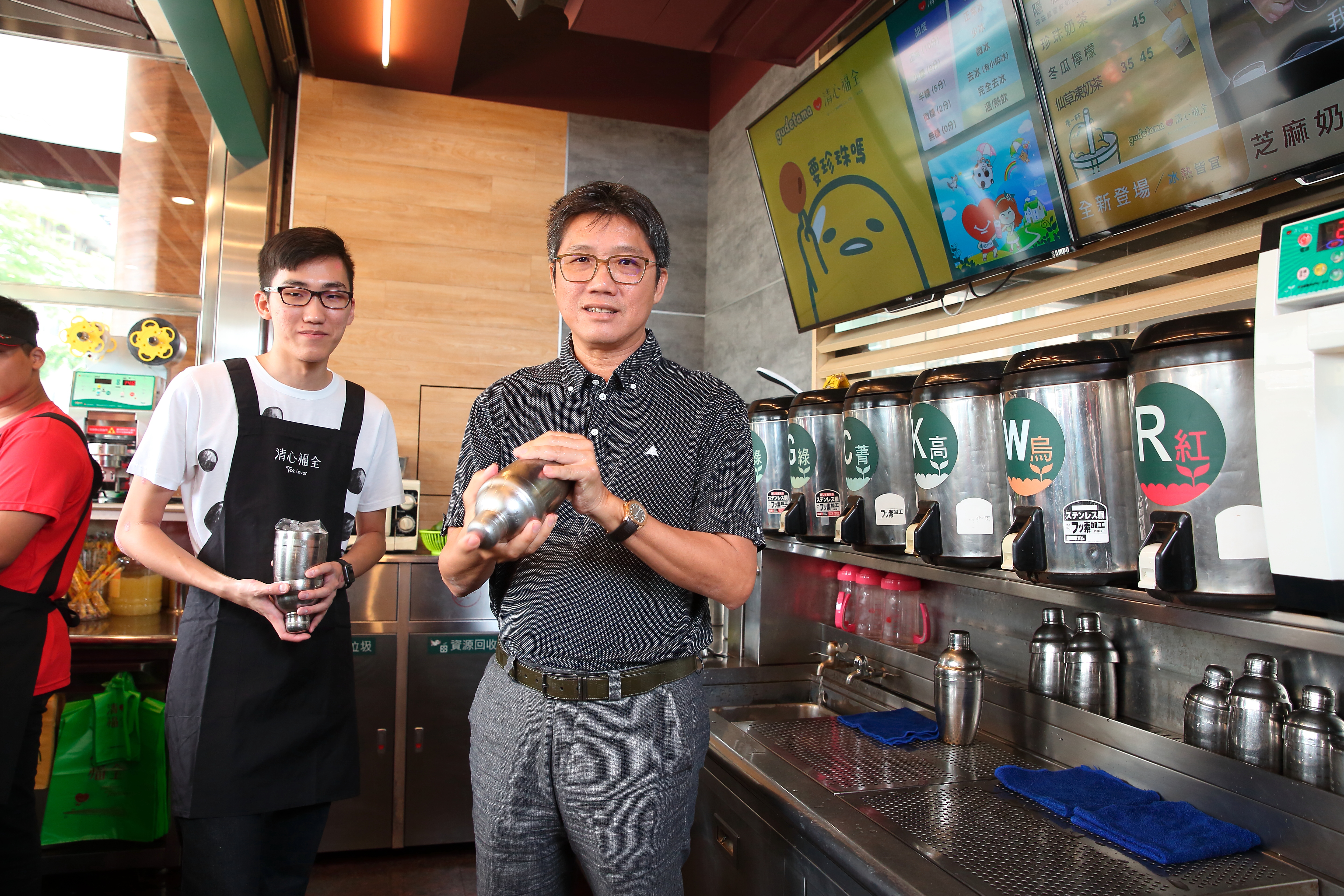 古意、話不多的趙福全（前），不愛拍照，直說受訪當天已經是拍過最多照片的一天。