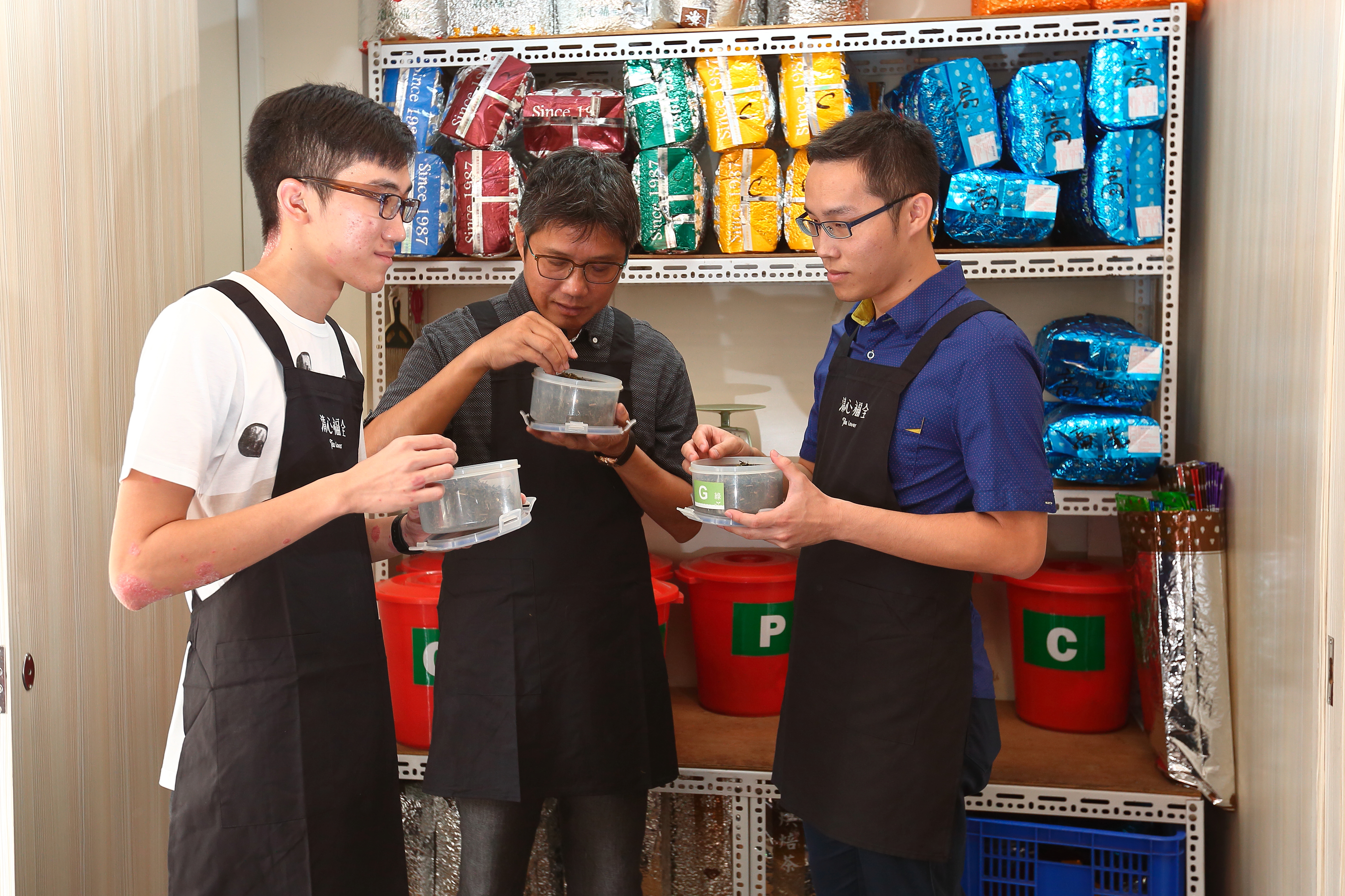 趙福全（中）說，清心冷飲之所以茶韻醇甘，在於他用嗅覺將多家茶供應商拼配起來的技術，圖為傳授兒子趙啟宏（左）、趙啟成（右）