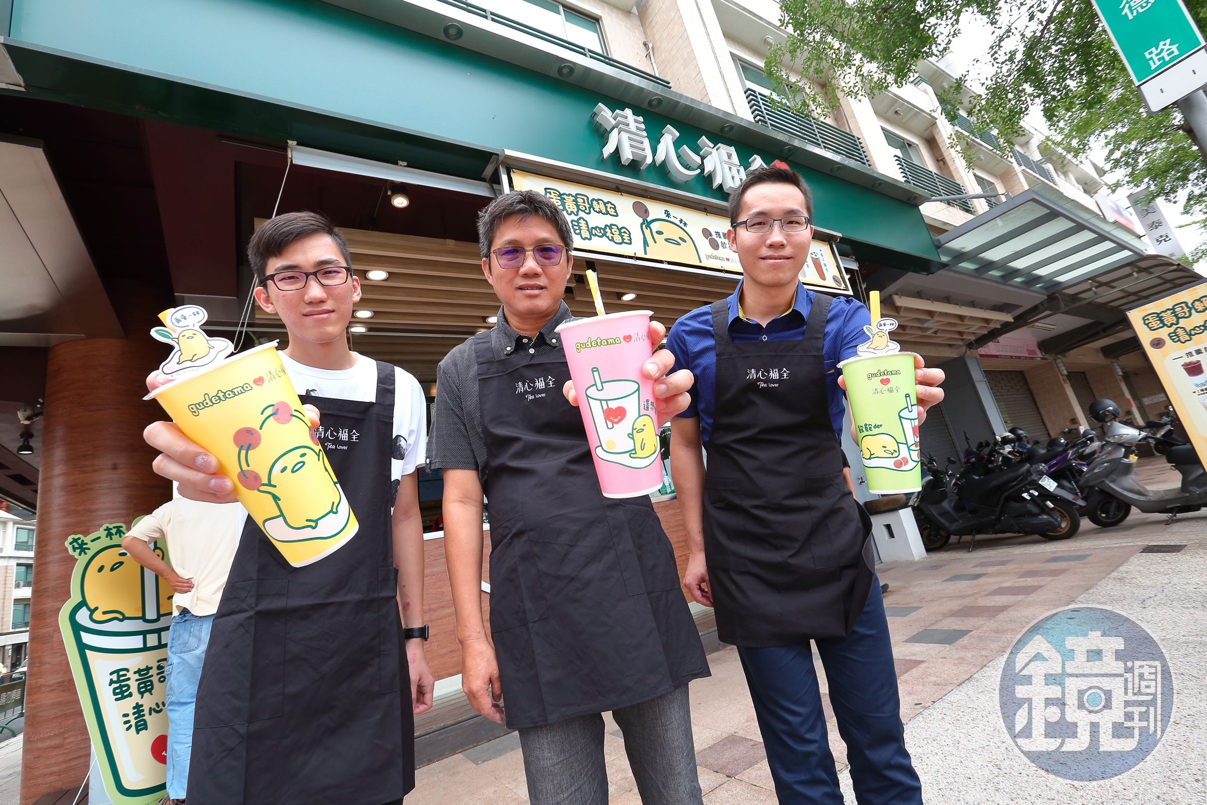 改裝二代店、加入蛋黃哥行銷，清心業績反增3成，讓趙福全（中）也不得不誇讚兒子趙啟宏（左）、趙啟成（右）。