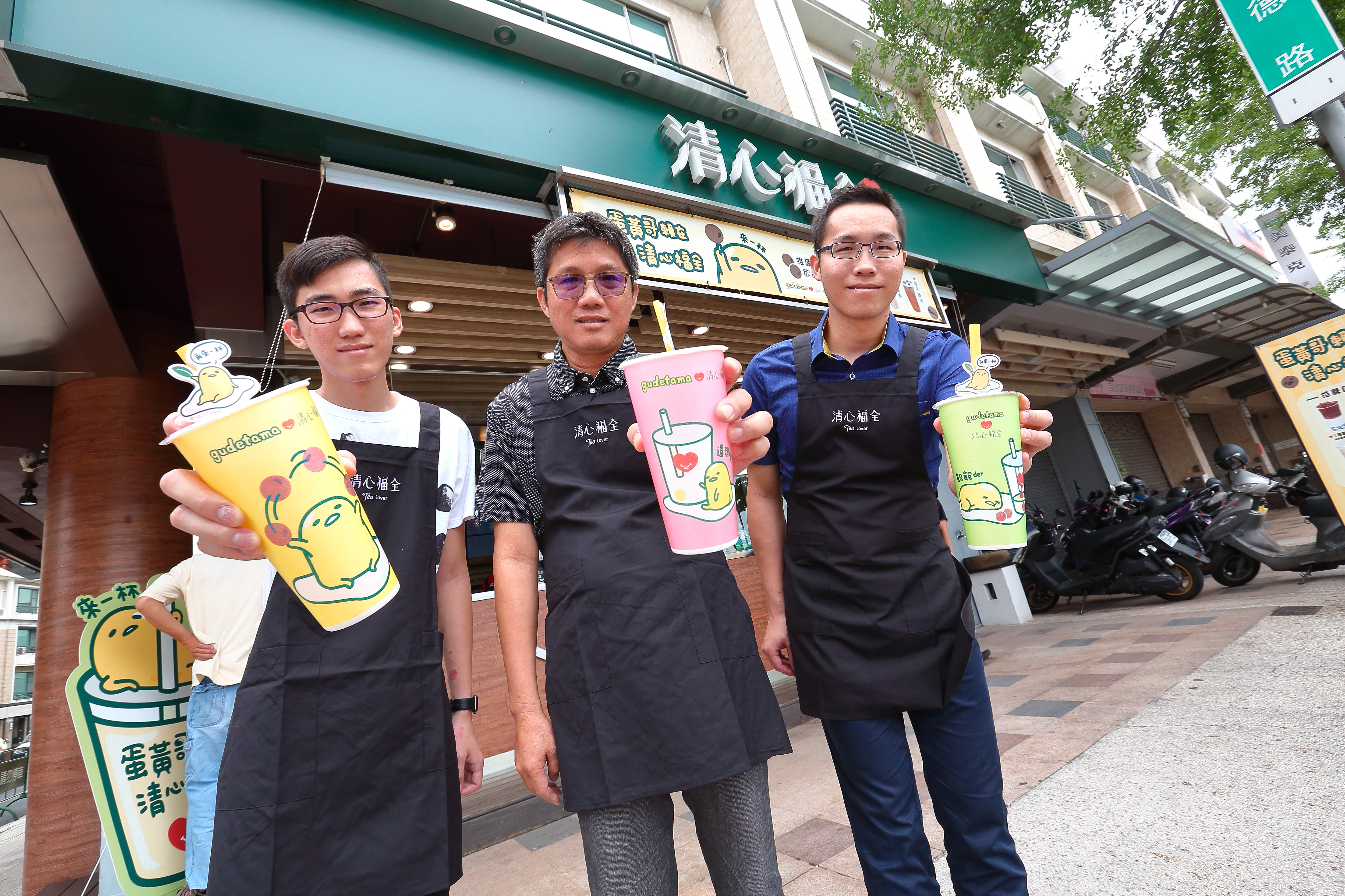改裝二代店、加入蛋黃哥行銷，清心業績反增3成，讓趙福全（中）也不得不誇讚兒子趙啟宏（左）、趙啟成（右）。