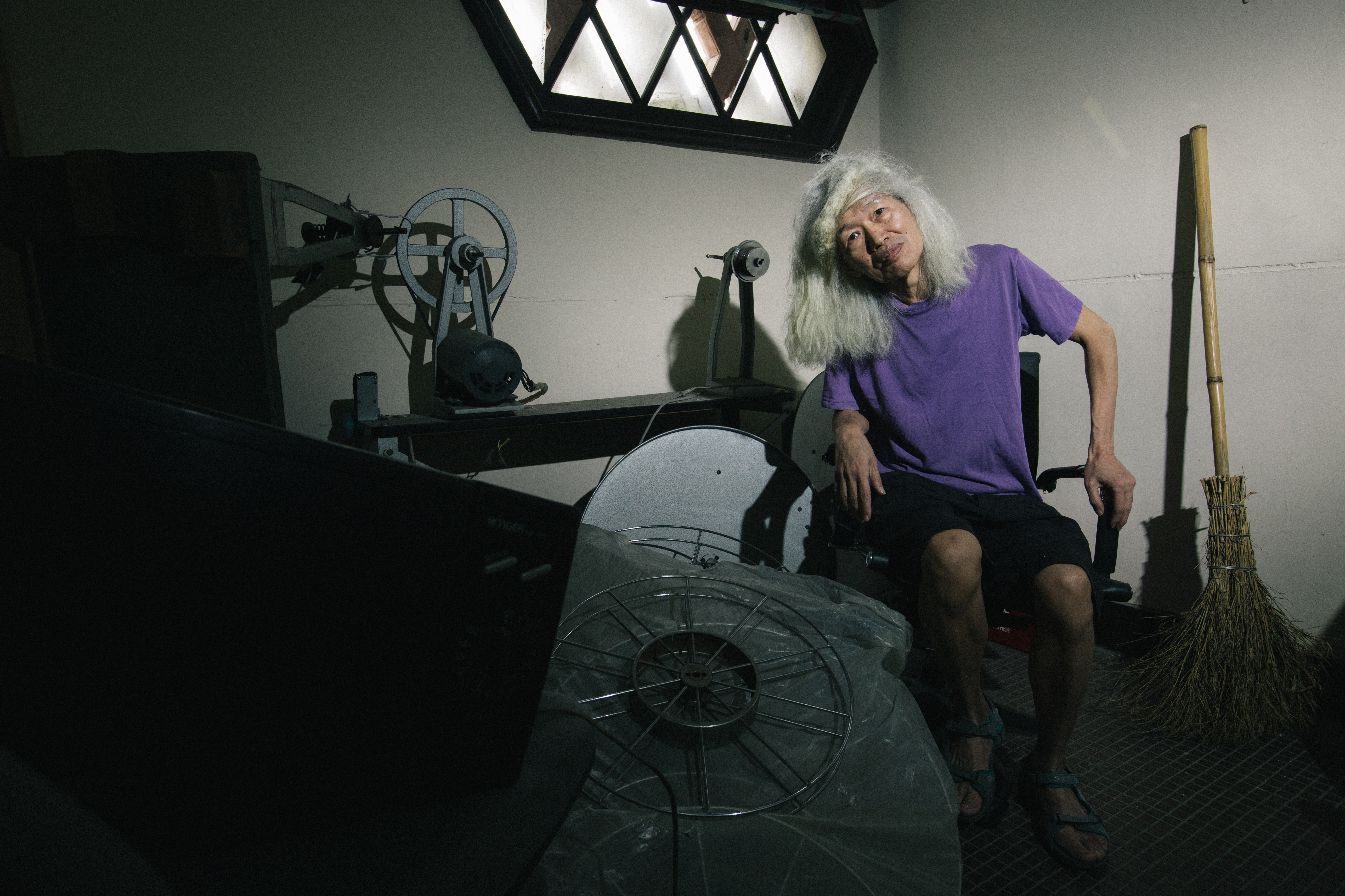 置身中山堂樓梯轉角廢棄的放映機與電影座椅，李幼鸚鵡鵪鶉的氣質與那個廢墟毫無違和之感。