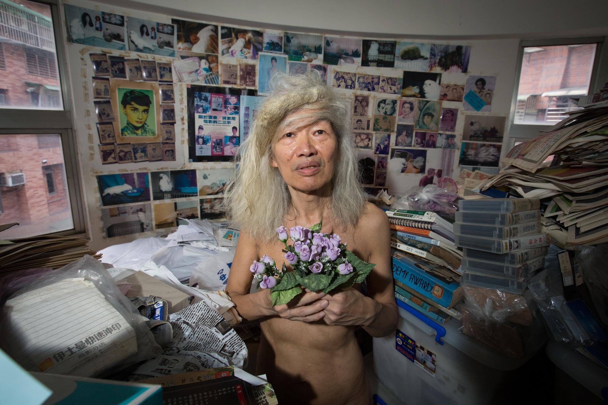 李幼鸚鵡鵪鶉的家堆滿雜物如同廢墟。