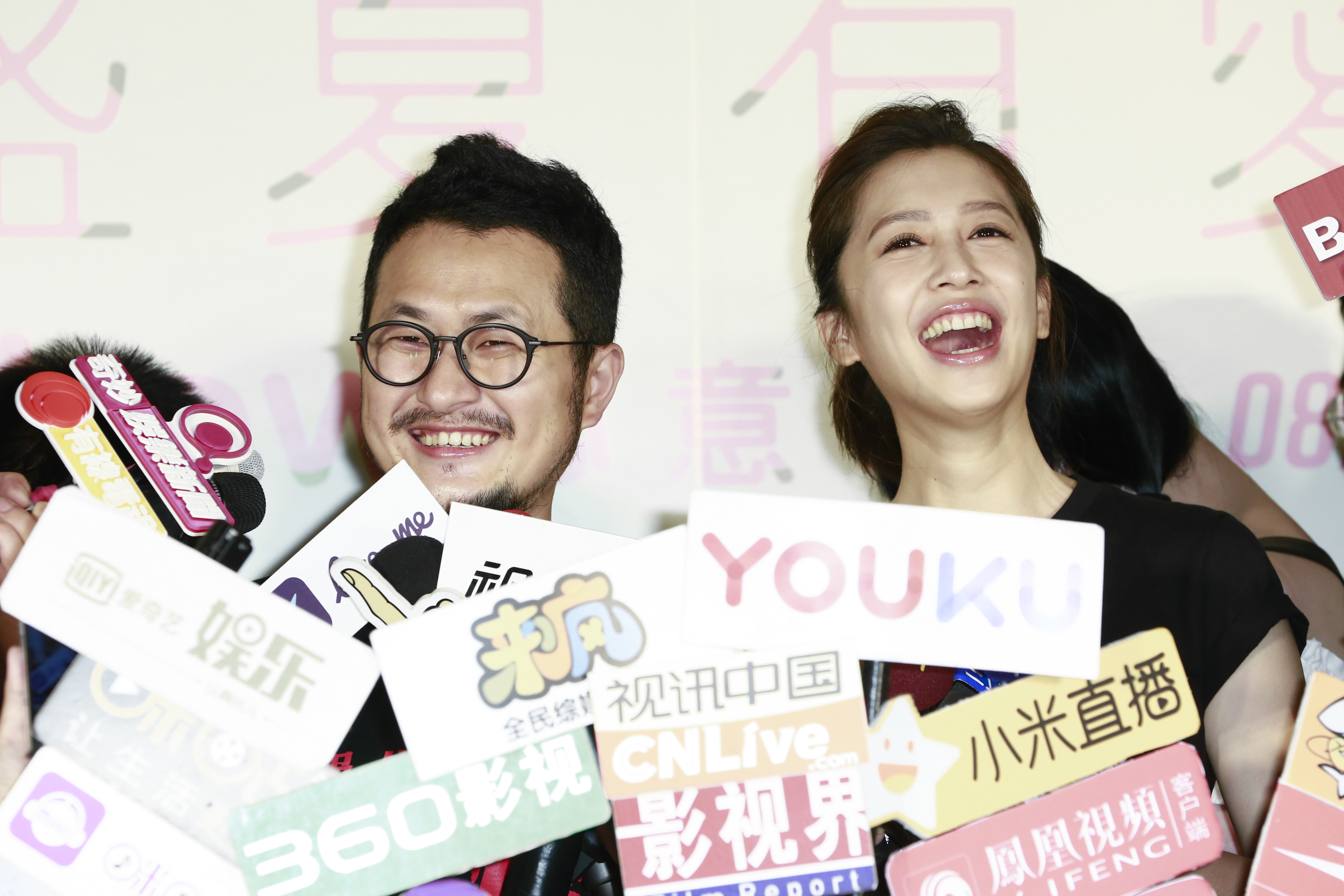 劉奕兒和九把刀出席公益活動時忍不住說：「我很開心，每天都心情很好。」