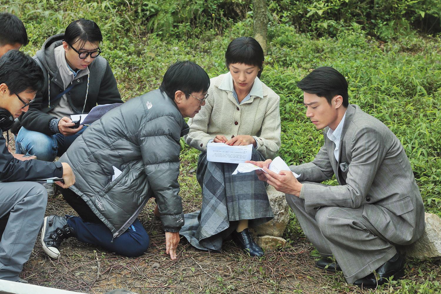 許鞍華（左起）隨興跪地和周迅、霍建華溝通劇情。（双喜電影提供）